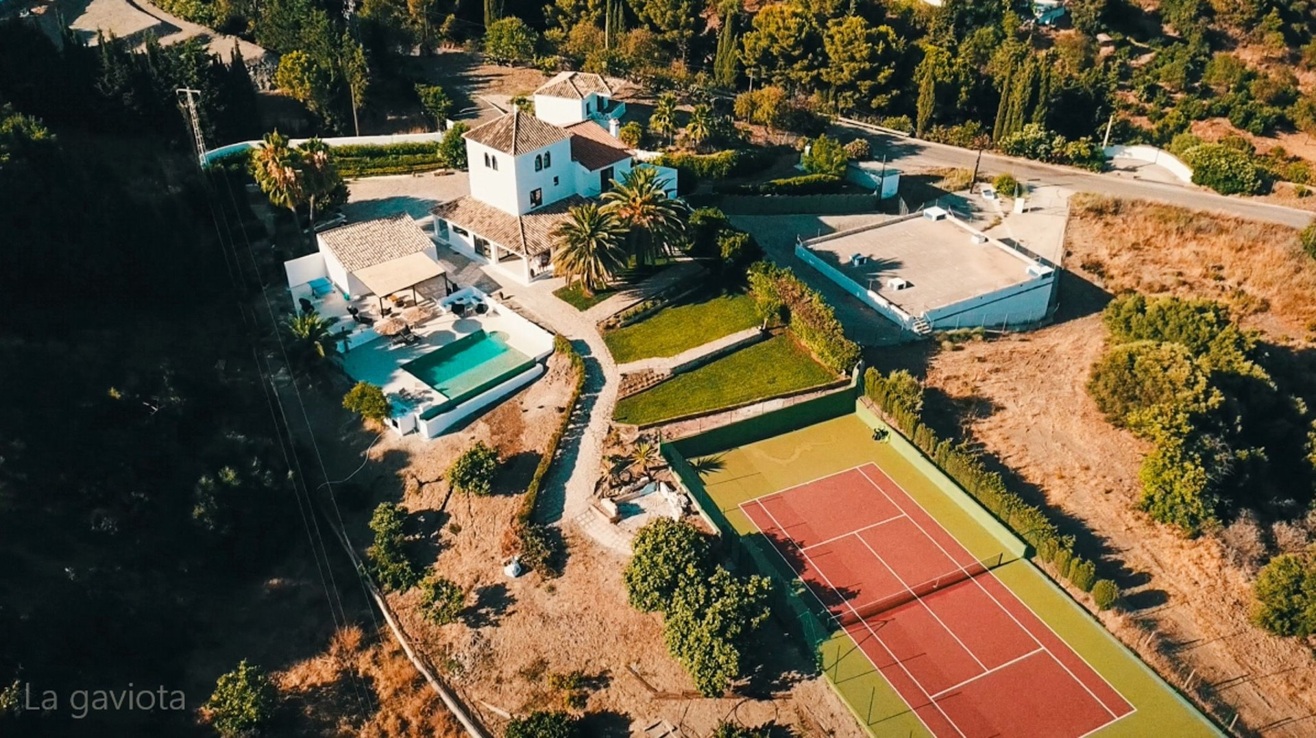 Impresionante villa reformada con casa de invitados y vistas panorámicas en Los Reales, Estepona