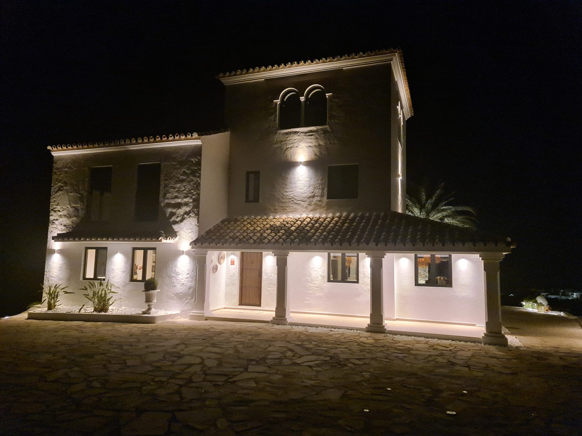 Impresionante villa reformada con casa de invitados y vistas panorámicas en Los Reales, Estepona