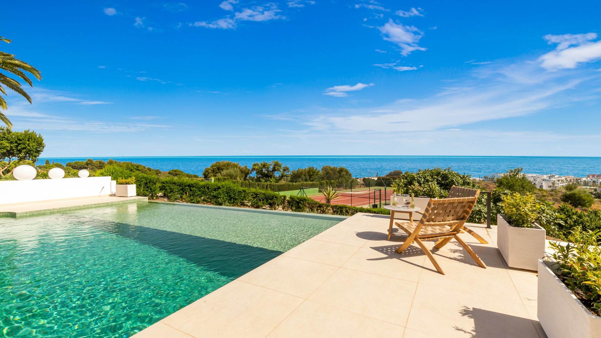 Impresionante villa reformada con casa de invitados y vistas panorámicas en Los Reales, Estepona