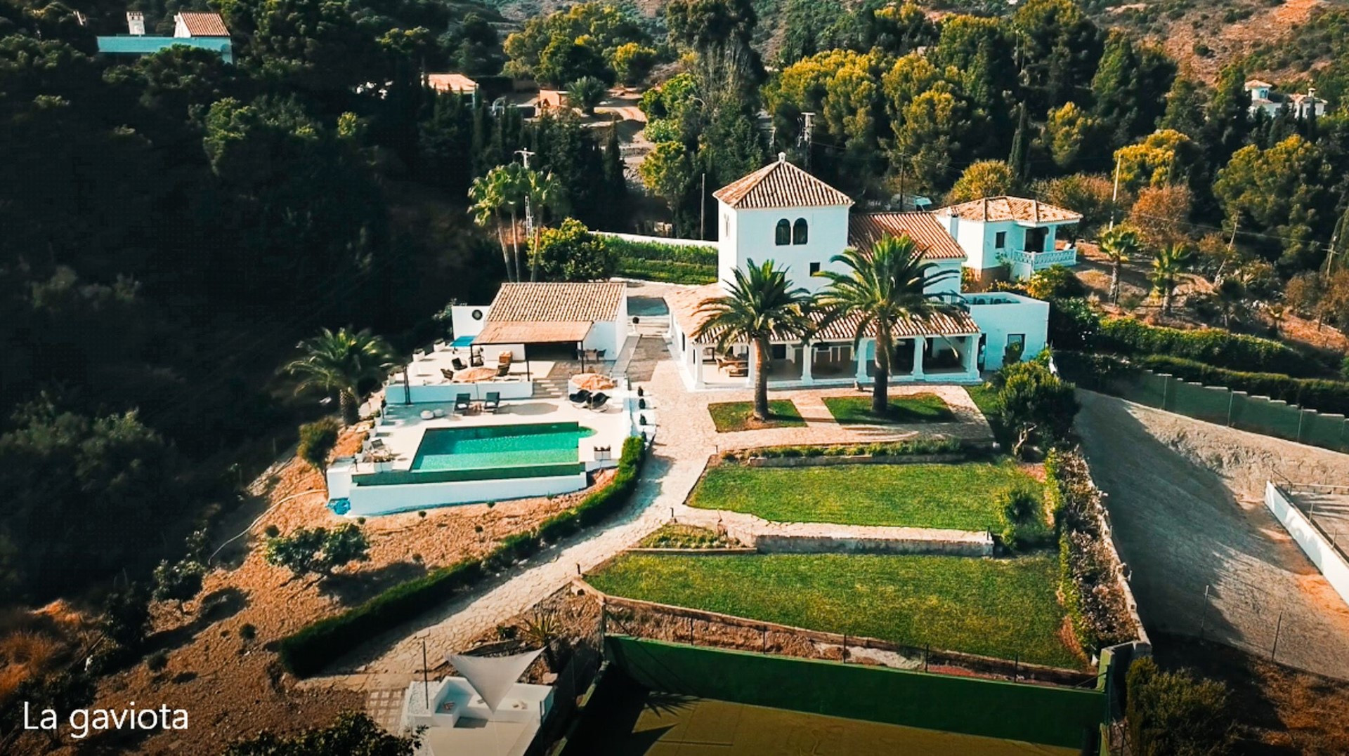 Impresionante villa reformada con casa de invitados y vistas panorámicas en Los Reales, Estepona