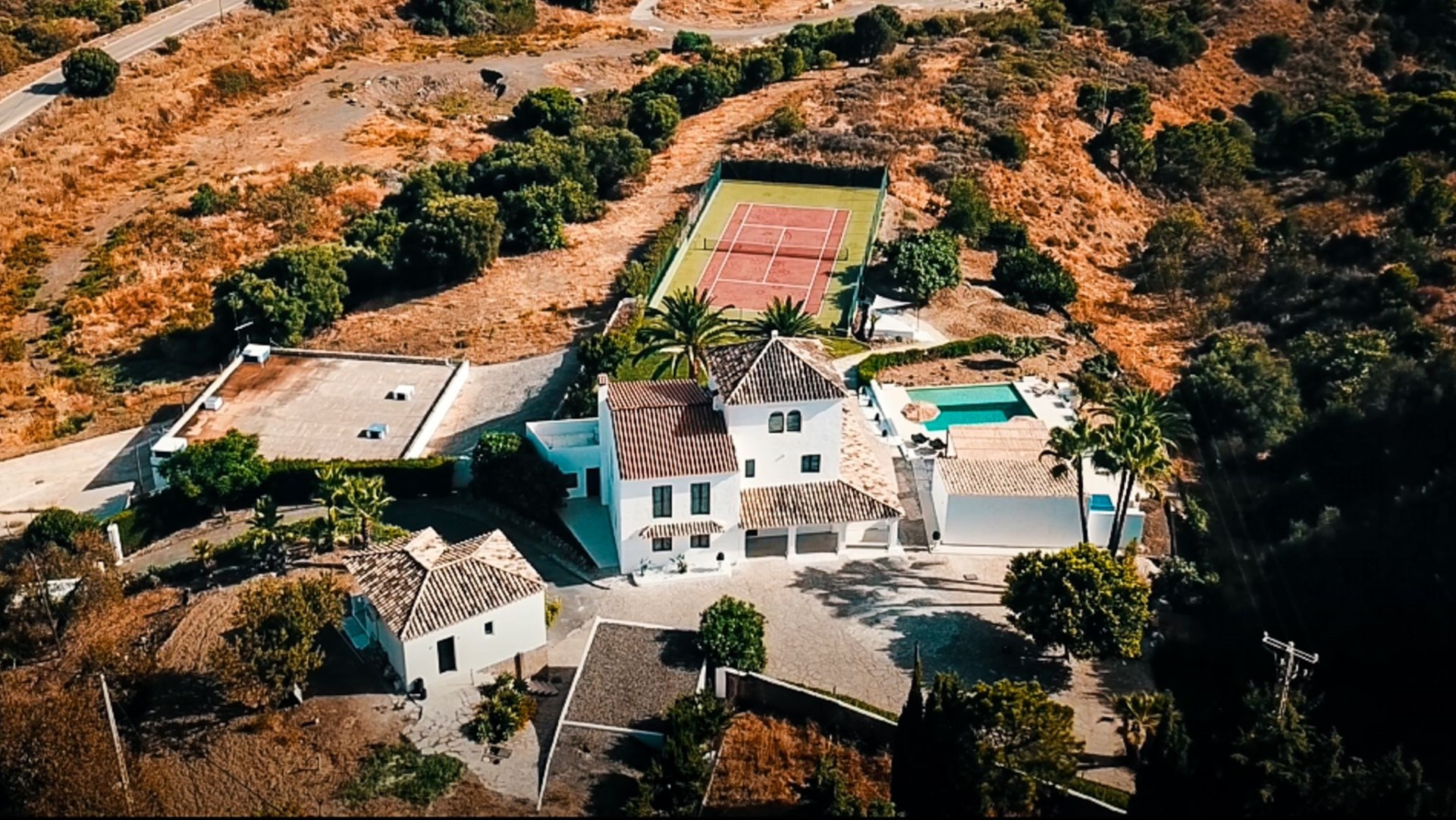 Impresionante villa reformada con casa de invitados y vistas panorámicas en Los Reales, Estepona