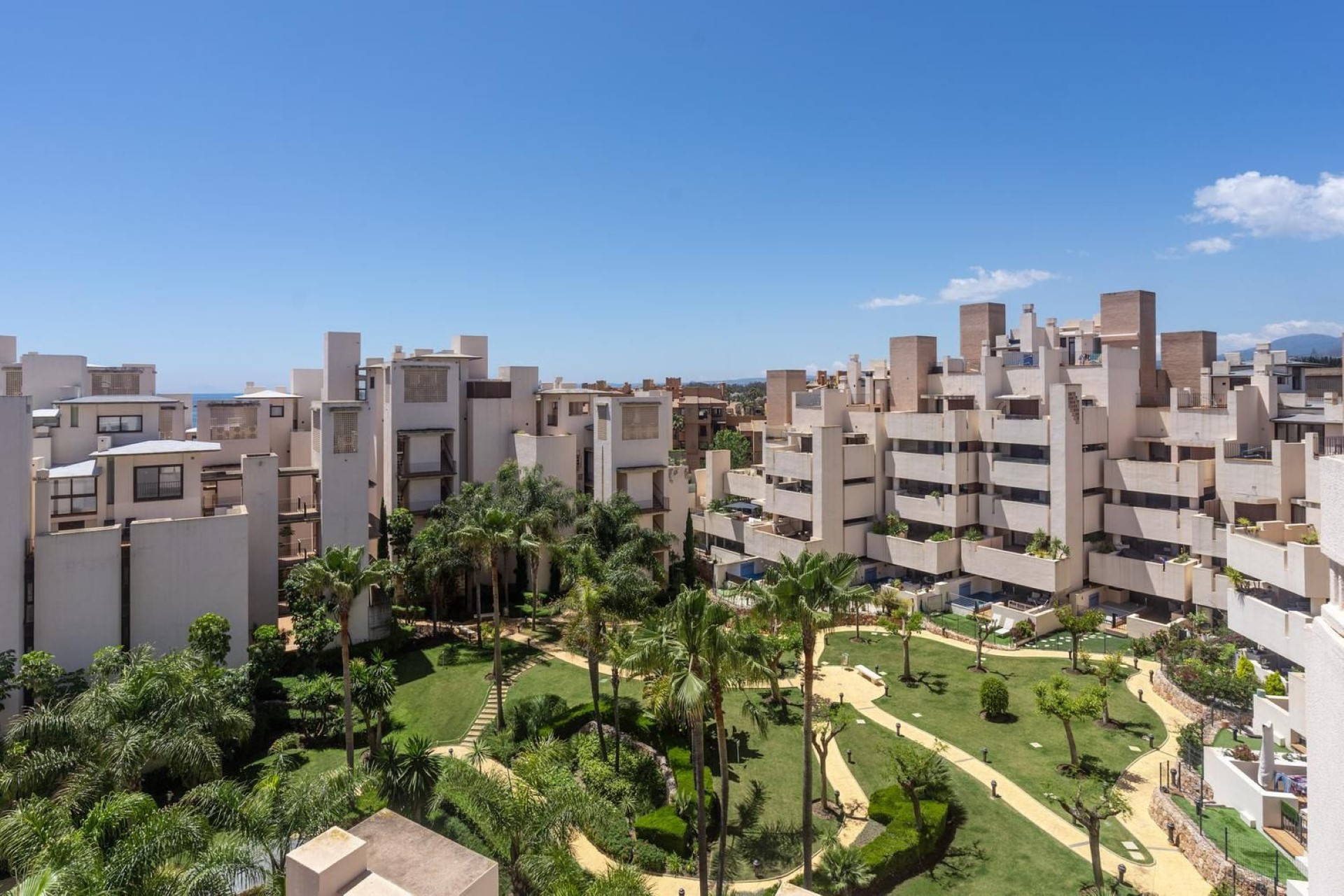 Atico duplex de 2 dormitorios en Bahia de La Plata, Estepona Este