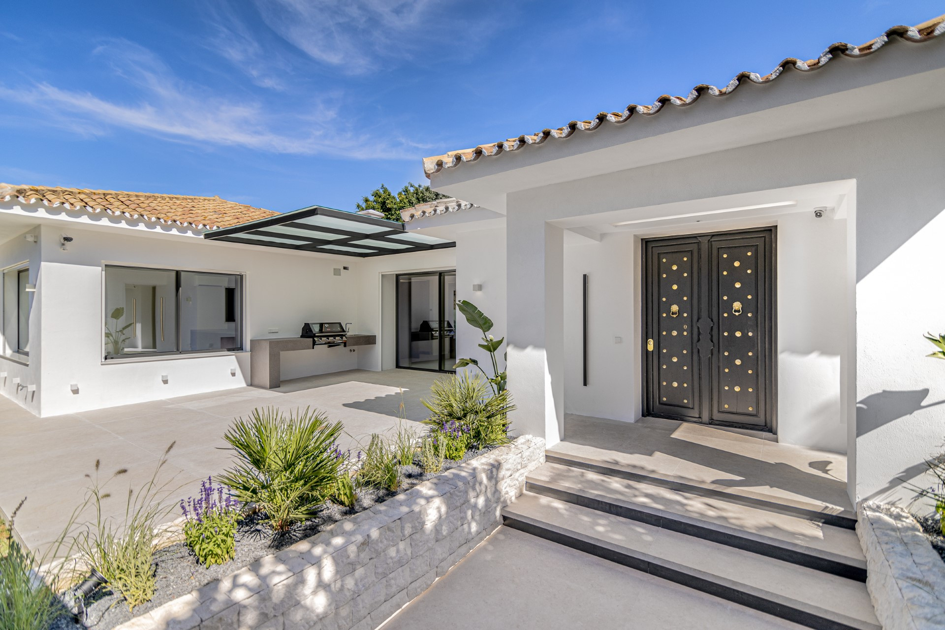 Top quality 4 bedroom family villa frontline golf in Guadalmina Alta