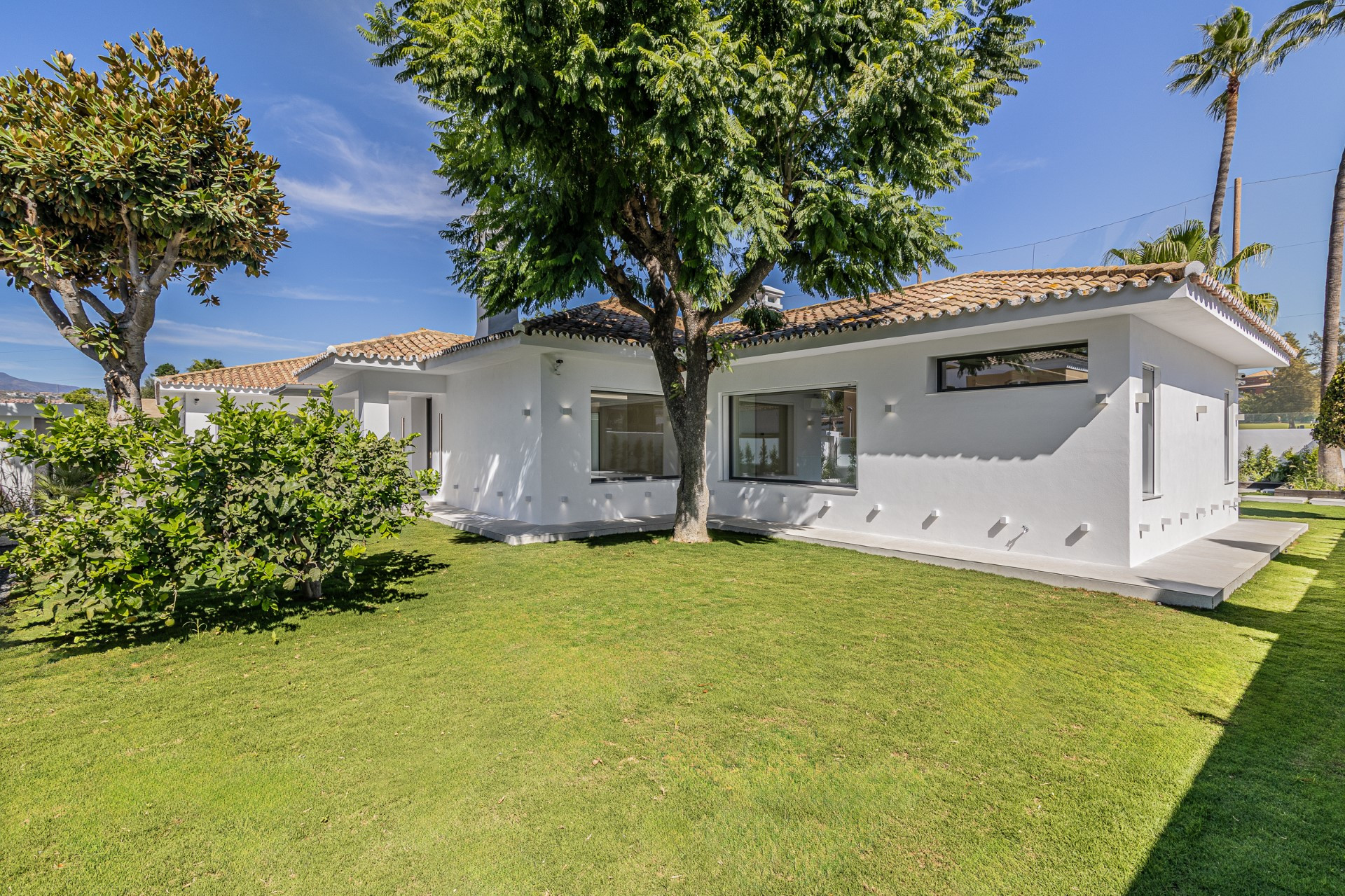 Top quality 4 bedroom family villa frontline golf in Guadalmina Alta