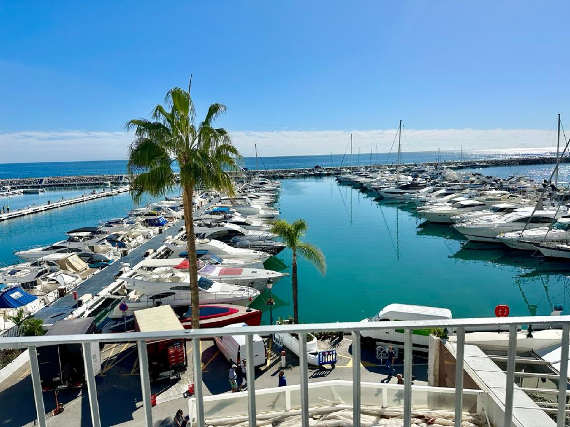 Vistas panorámicas al mar desde este ático en primera línea en Puerto Banús Marina