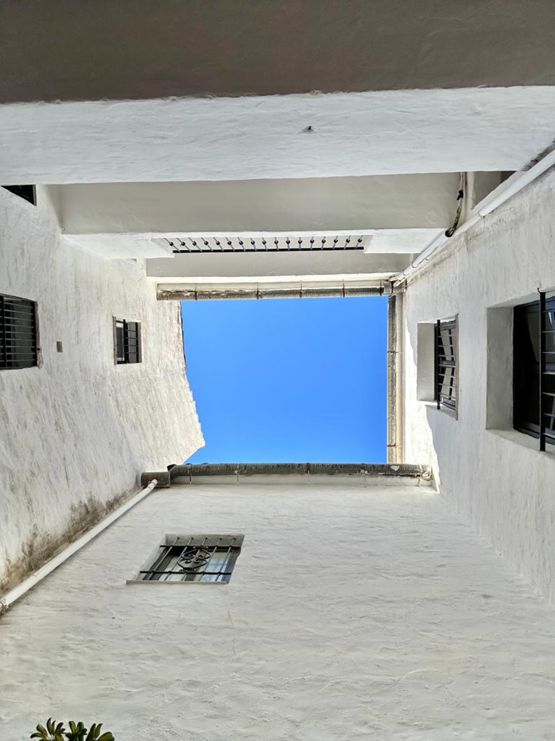 Vistas panorámicas al mar desde este ático en primera línea en Puerto Banús Marina