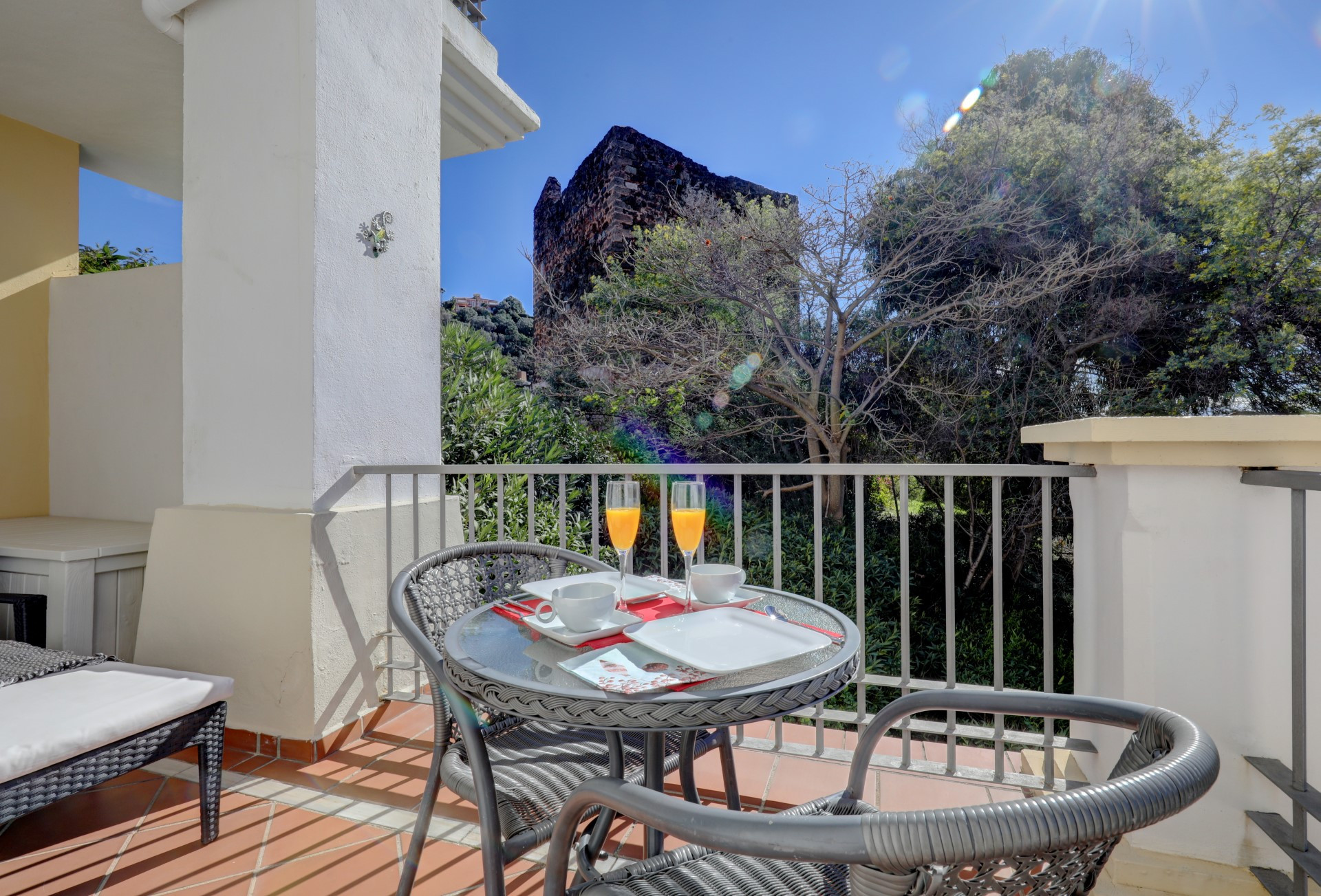 3 bedroom tranquile elevated ground floor apartment in Los Arqueros, Benahavis