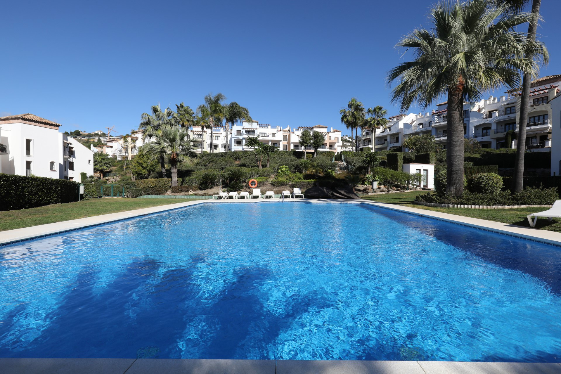 3 bedroom tranquile elevated ground floor apartment in Los Arqueros, Benahavis