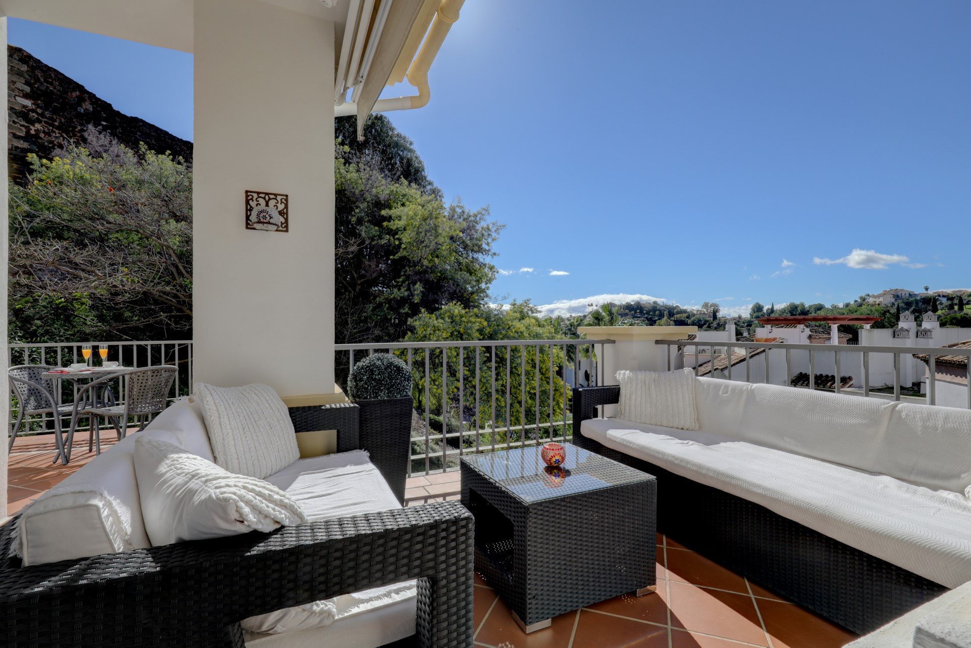 3 bedroom tranquile elevated ground floor apartment in Los Arqueros, Benahavis