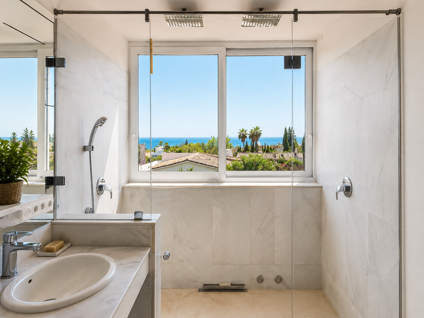 Charming villa with guest house in Rocio Nagueles
