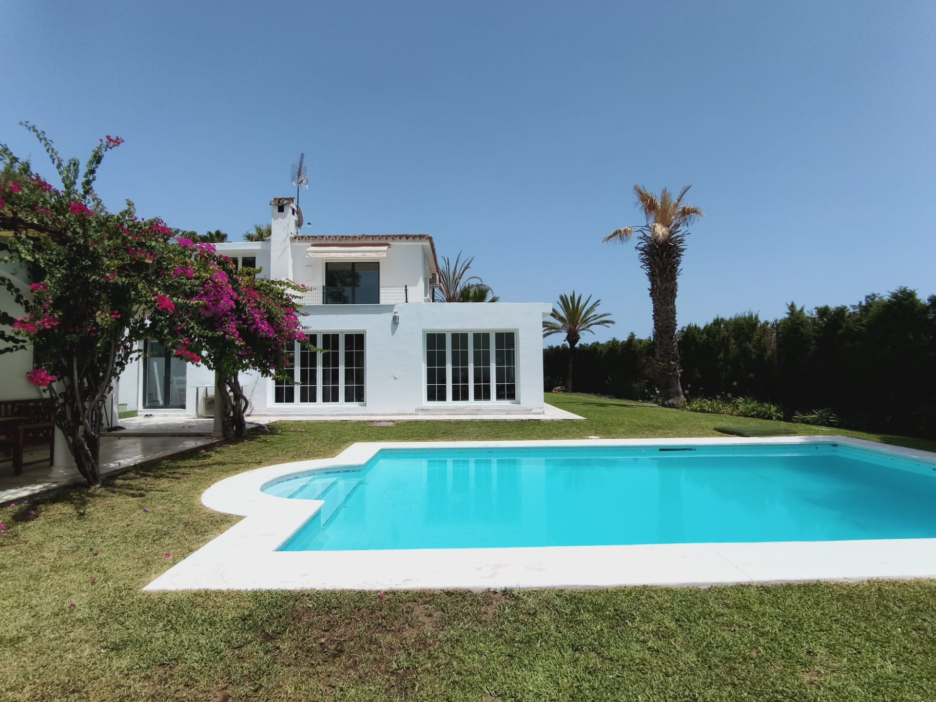 Charming villa with guest house in Rocio Nagueles