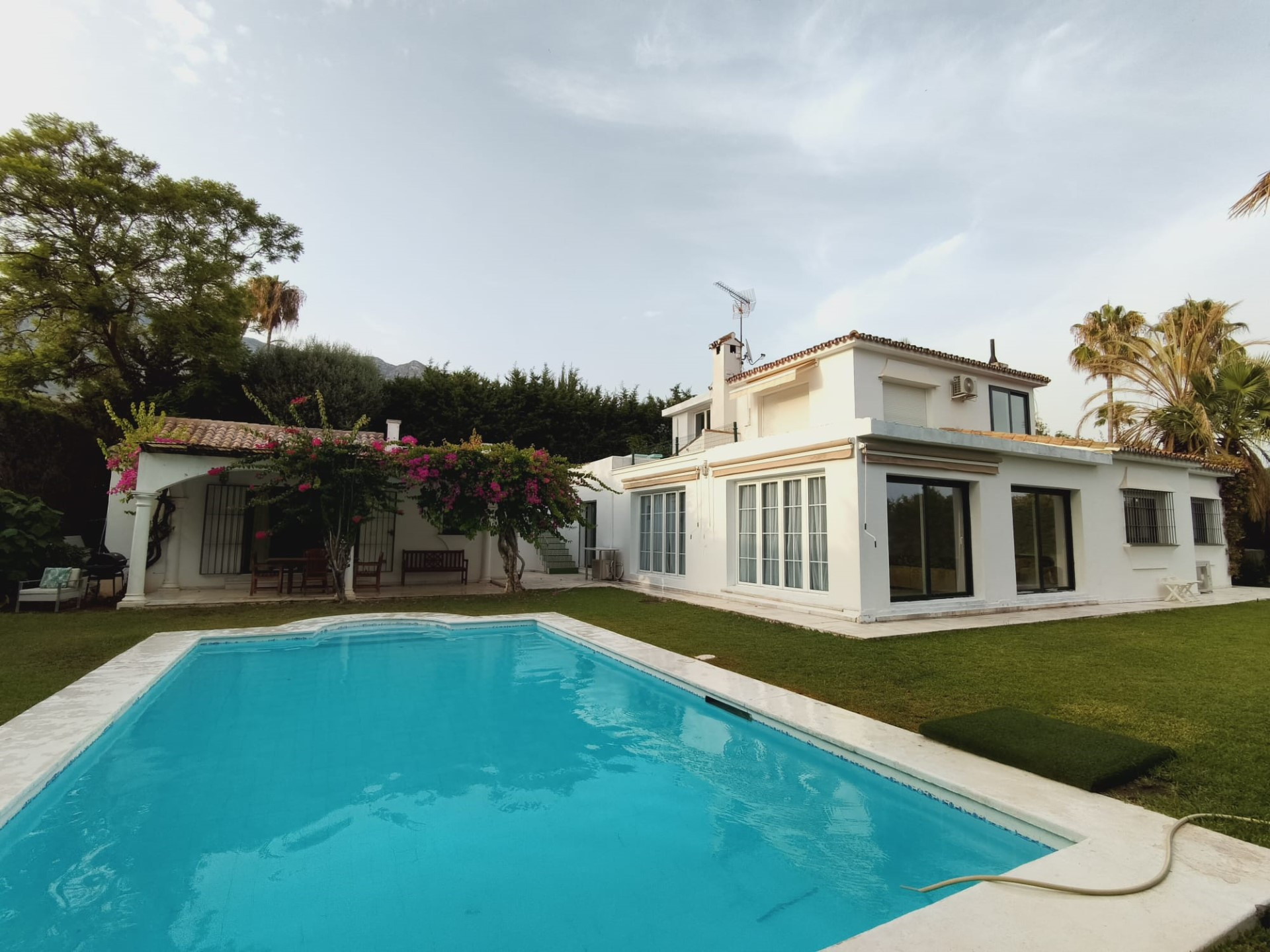 Charming villa with guest house in Rocio Nagueles