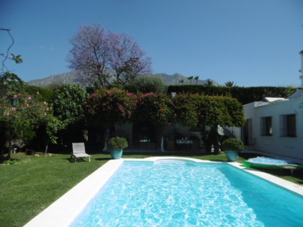 Charming villa with guest house in Rocio Nagueles