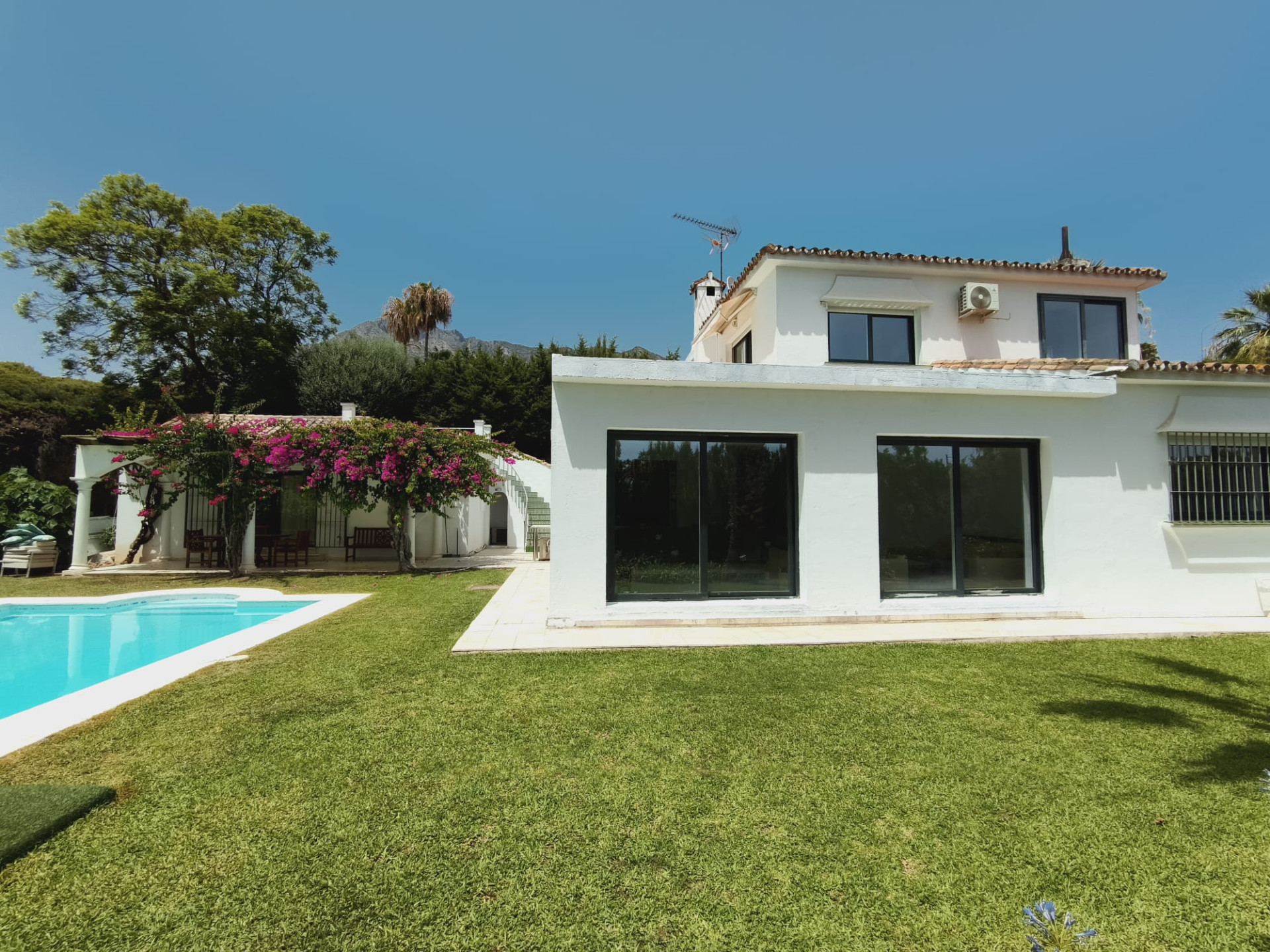 Charming villa with guest house in Rocio Nagueles