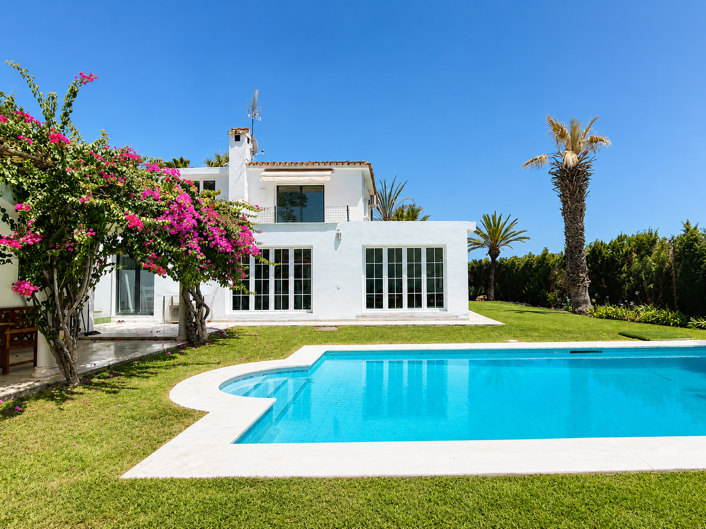 Charming villa with guest house in Rocio Nagueles