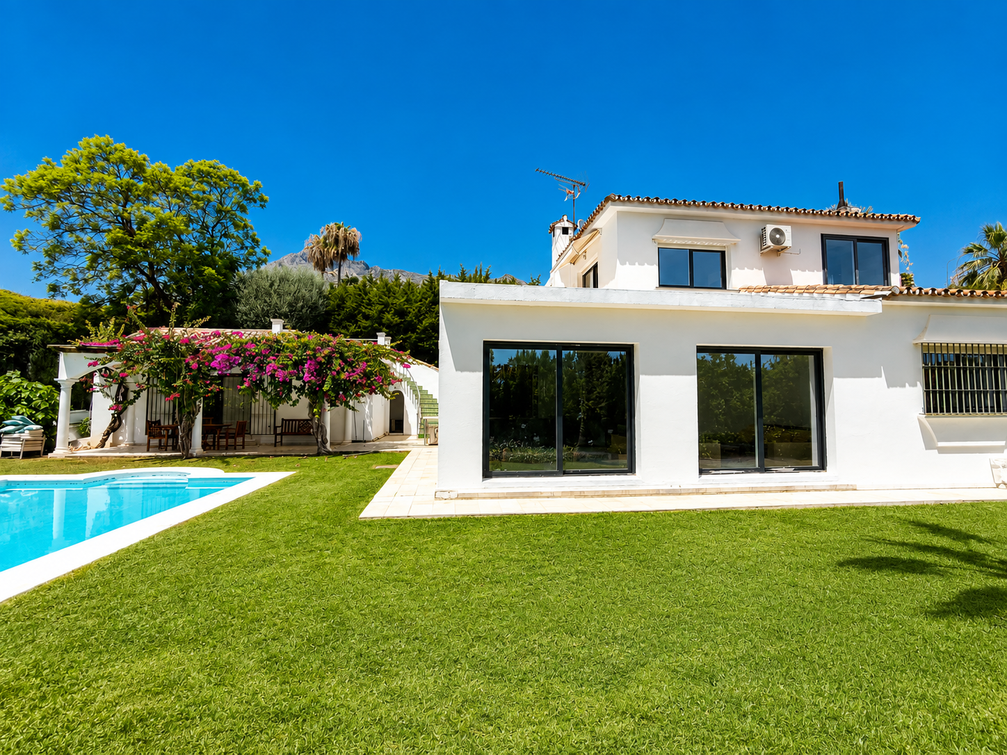 Charming villa with guest house in Rocio Nagueles