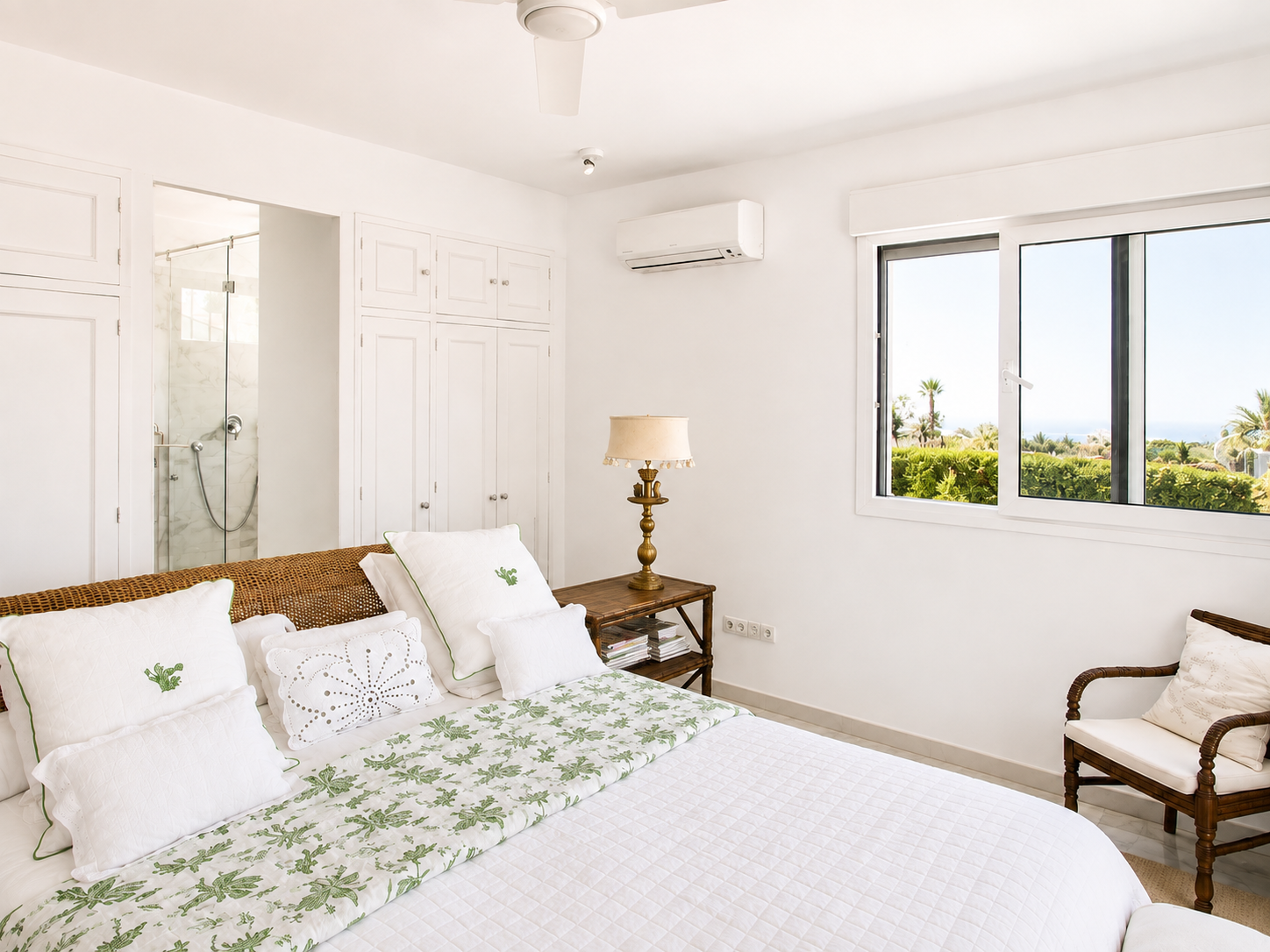 Charming villa with guest house in Rocio Nagueles
