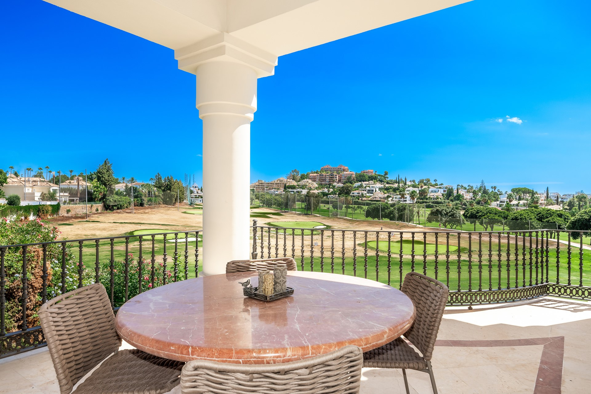 Frontline golf 7 bedroom villa in Los Naranjos Golf