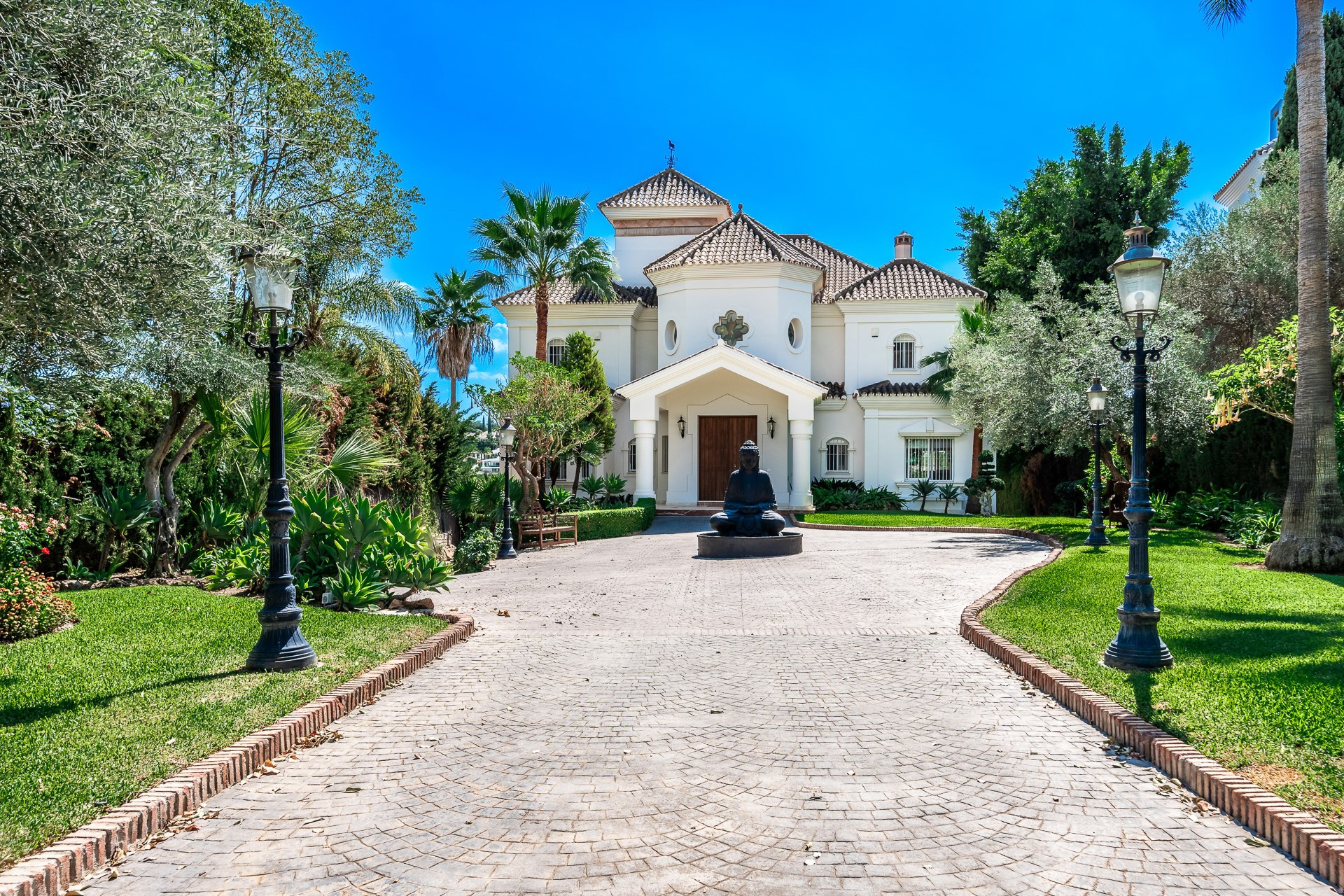 Villa de 7 dormitorios en primera línea de Los Naranjos Golf