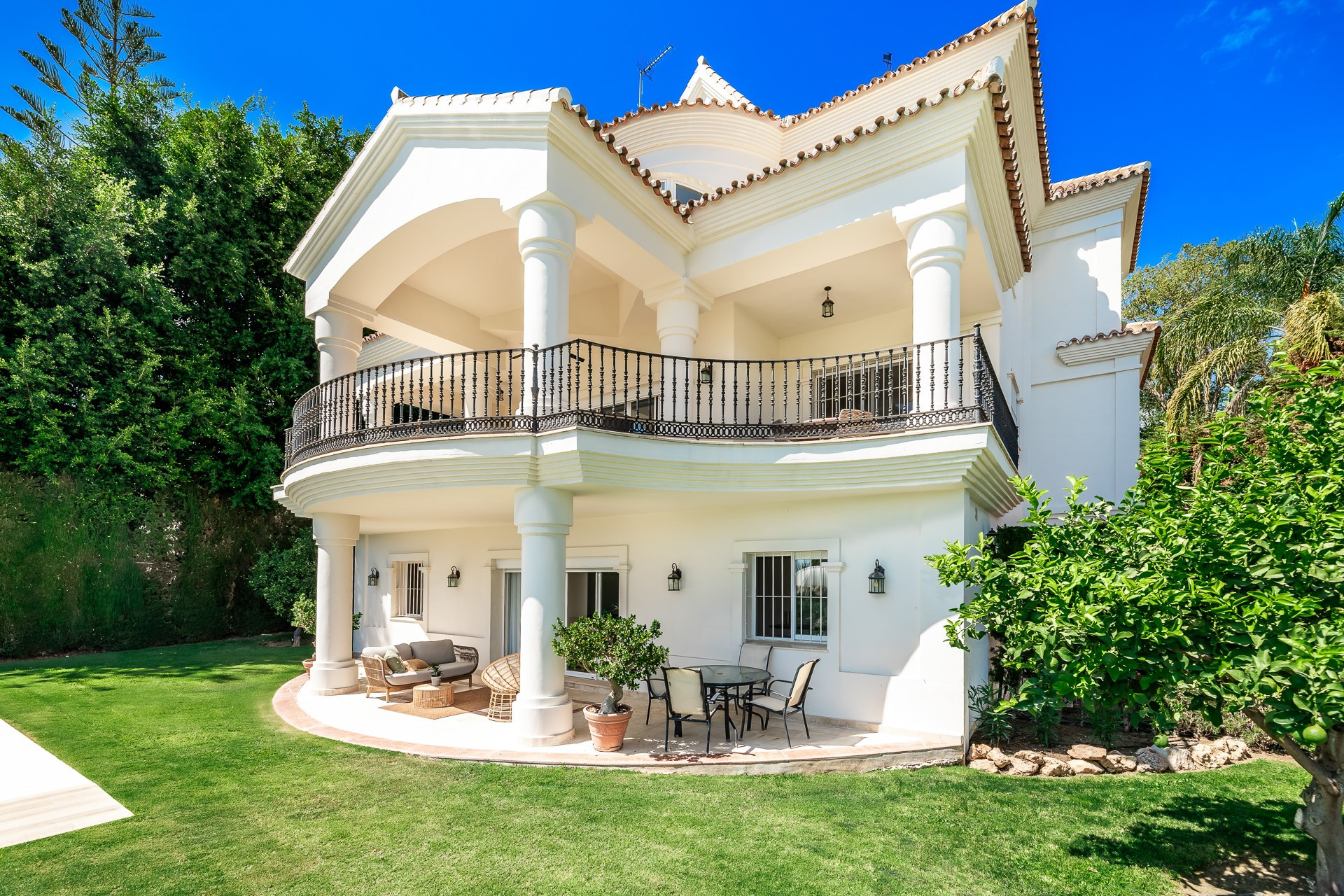 Frontline golf 7 bedroom villa in Los Naranjos Golf