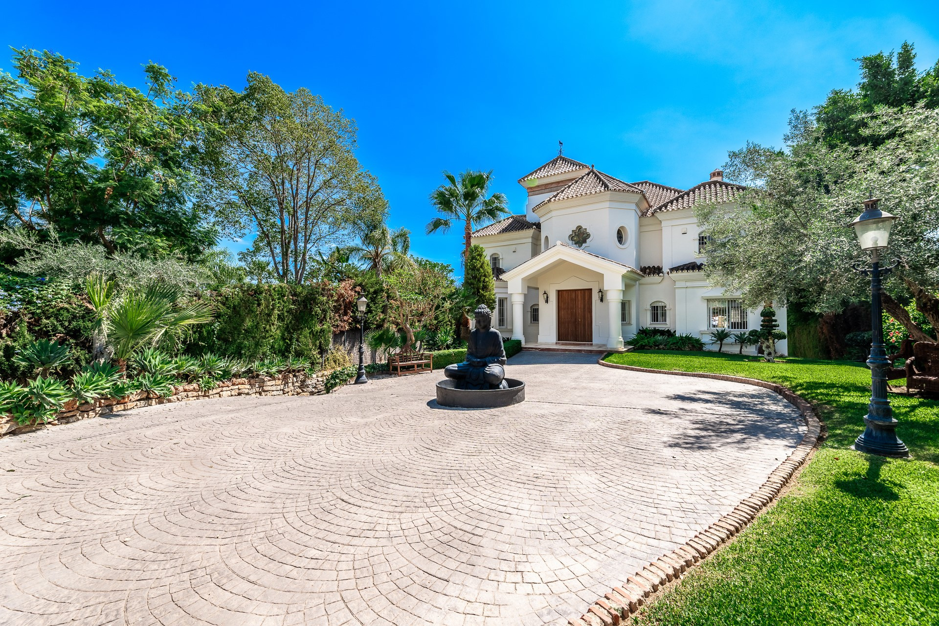 Frontline golf 7 bedroom villa in Los Naranjos Golf