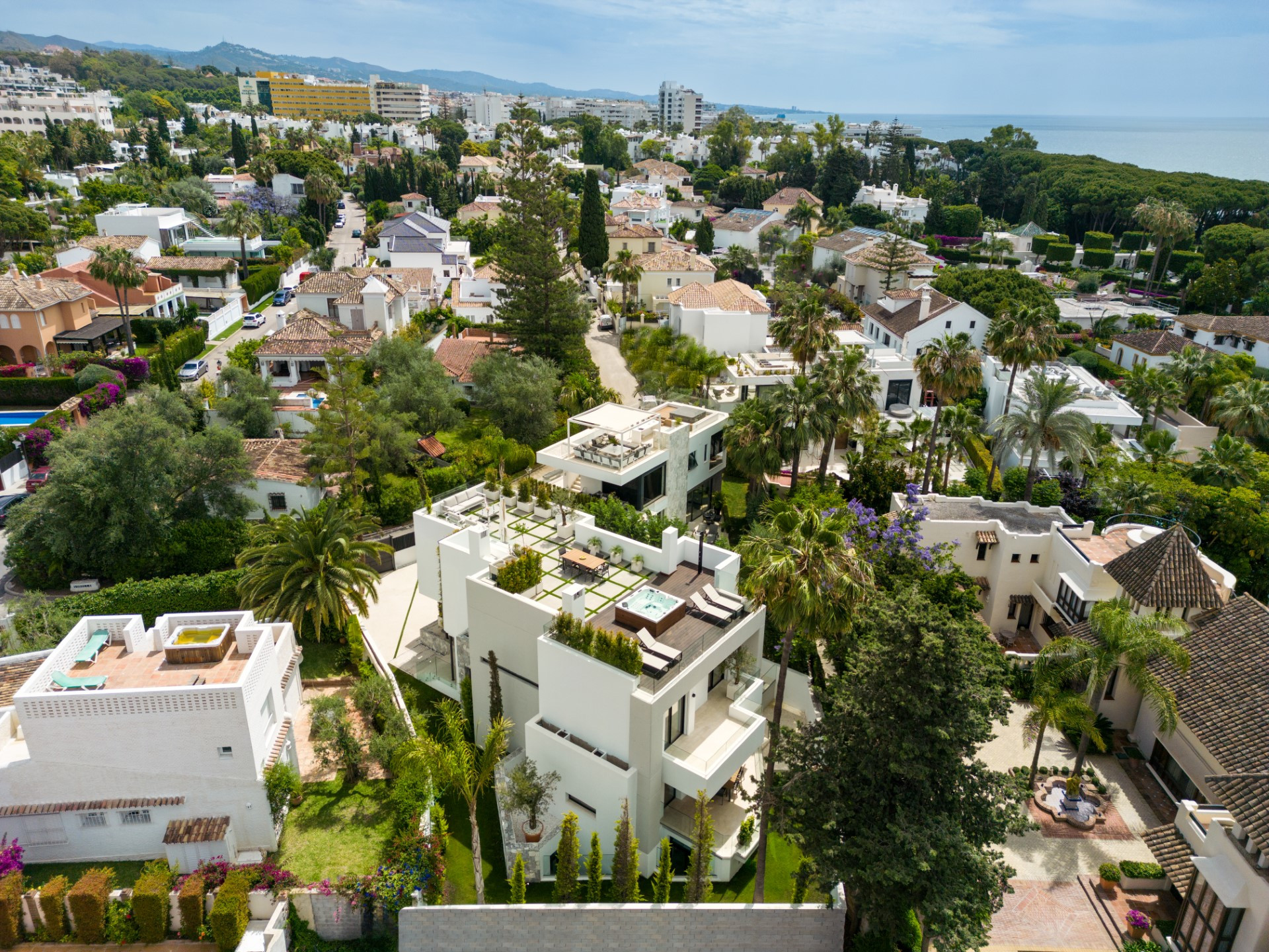 Villa moderna de 5 dormitorios a pasos de la playa en Casablanca, Marbella Golden Mille