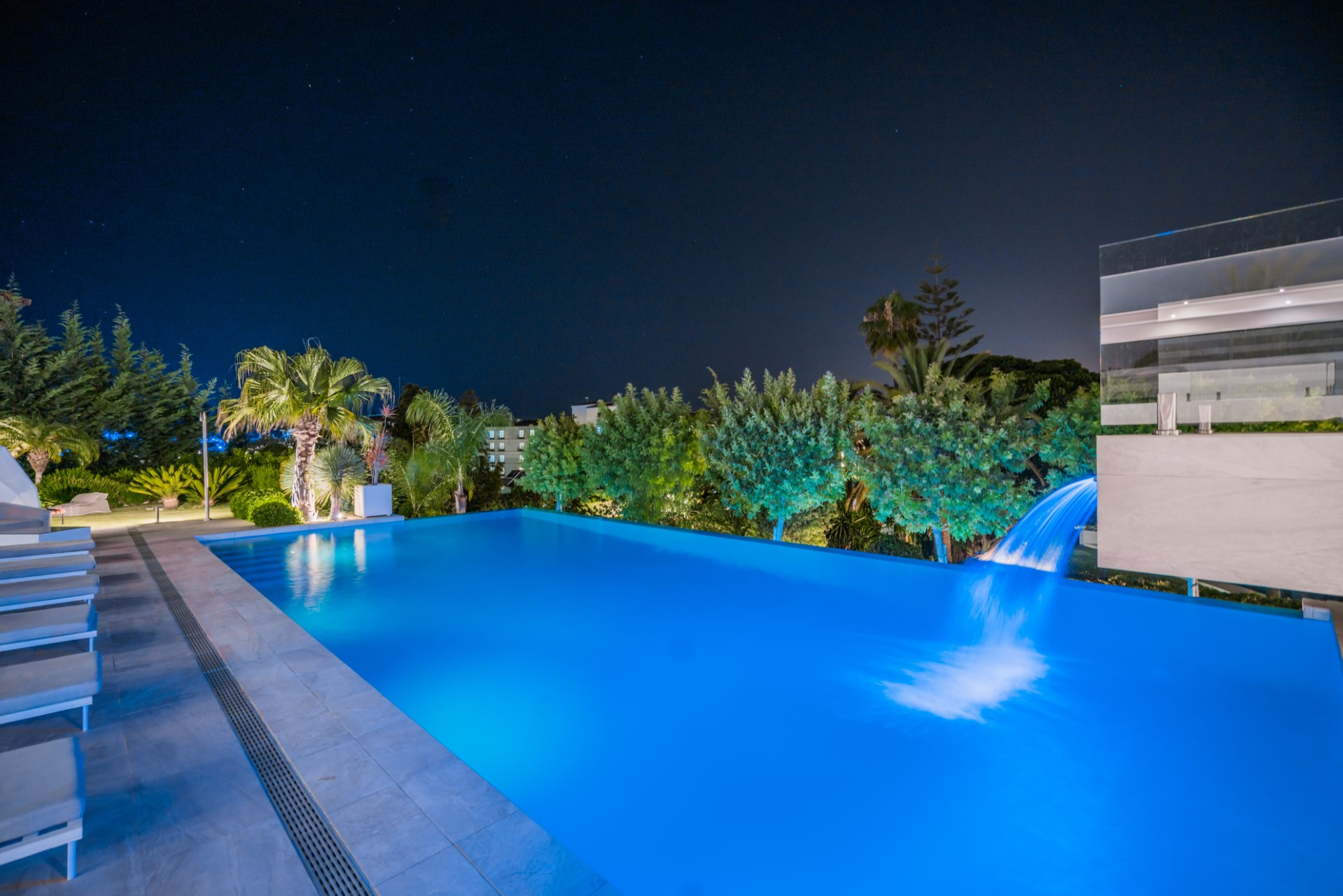 Impressive luxury villa with 11 bedrooms in Nueva Andalucia