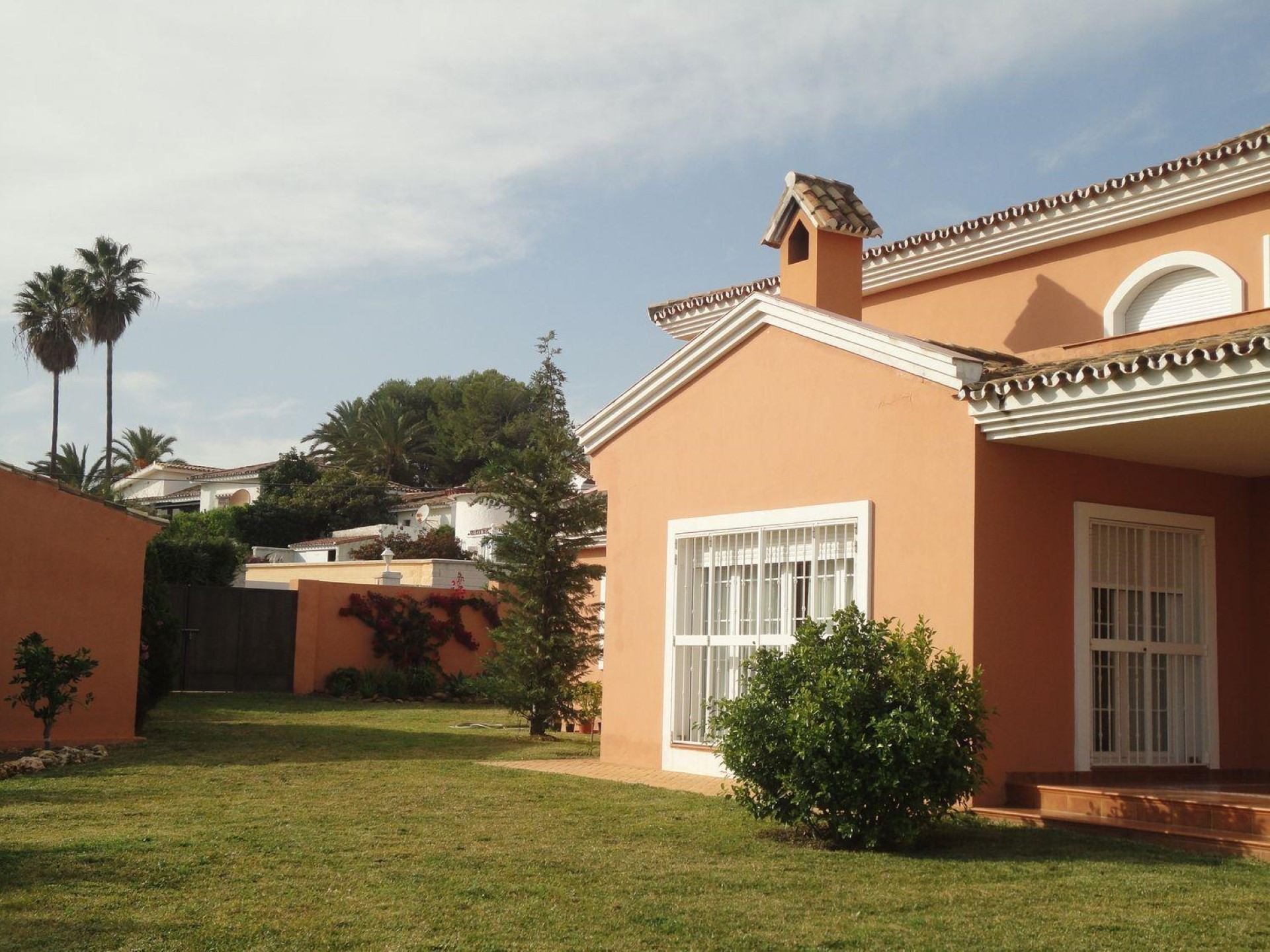 Villa de 4 dormitorios con vistas al mar en Estepona