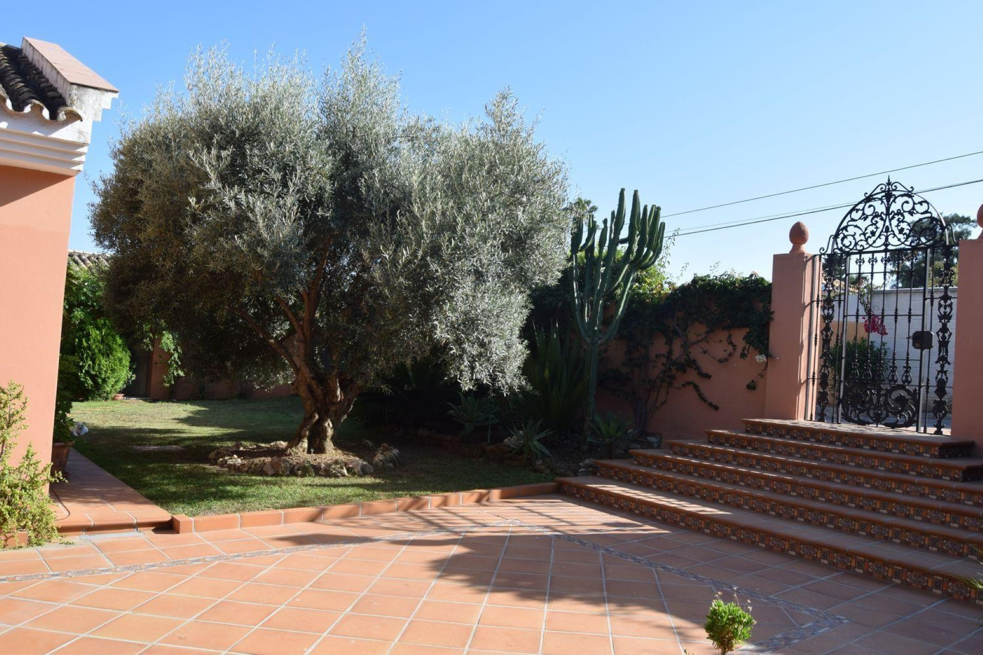 Villa de 4 dormitorios con vistas al mar en Estepona