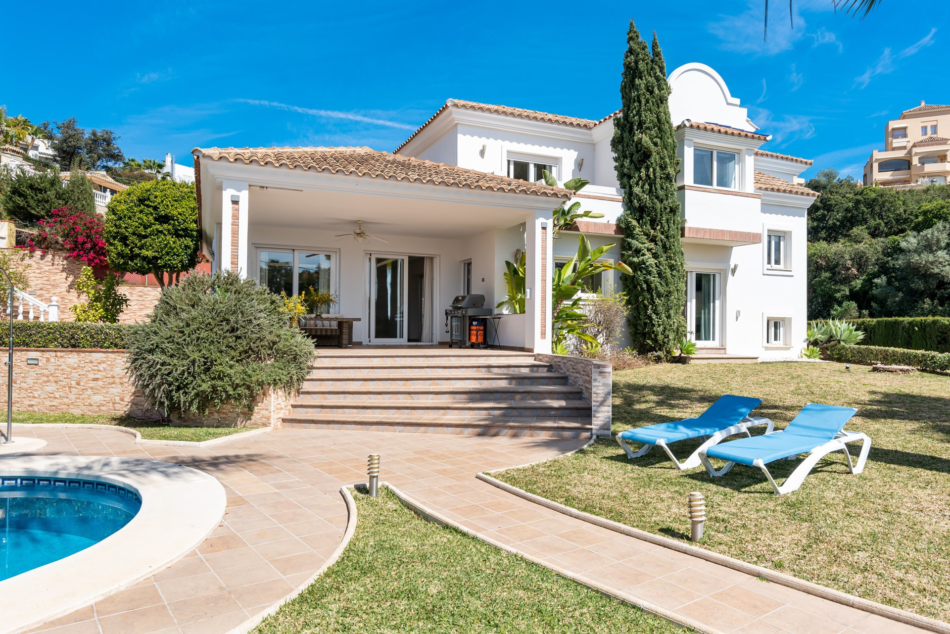 Increíble villa de 4 dormitorios en Elviria