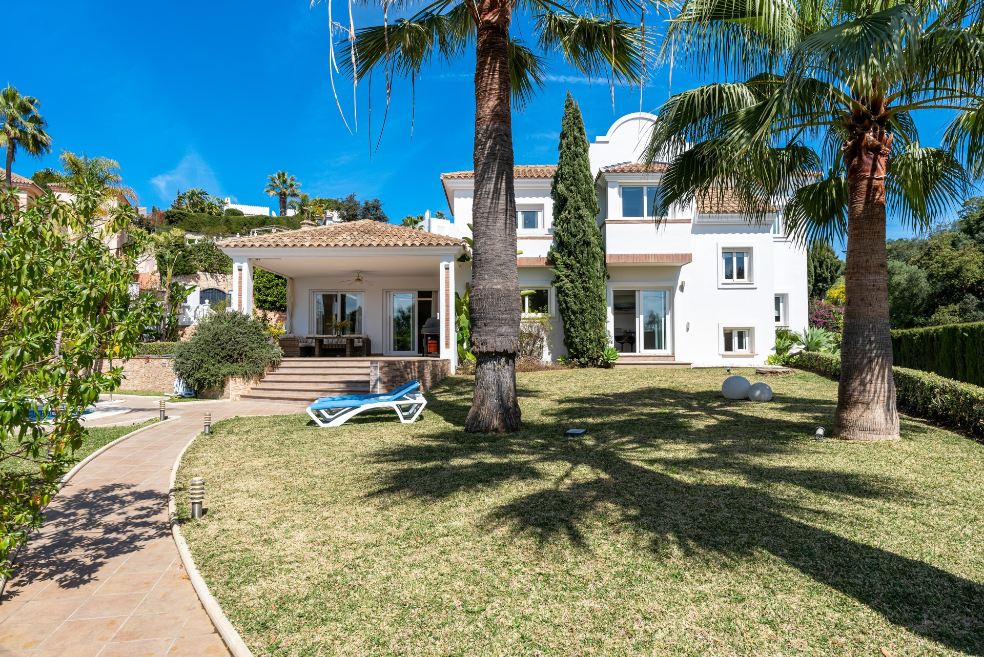 Increíble villa de 4 dormitorios en Elviria