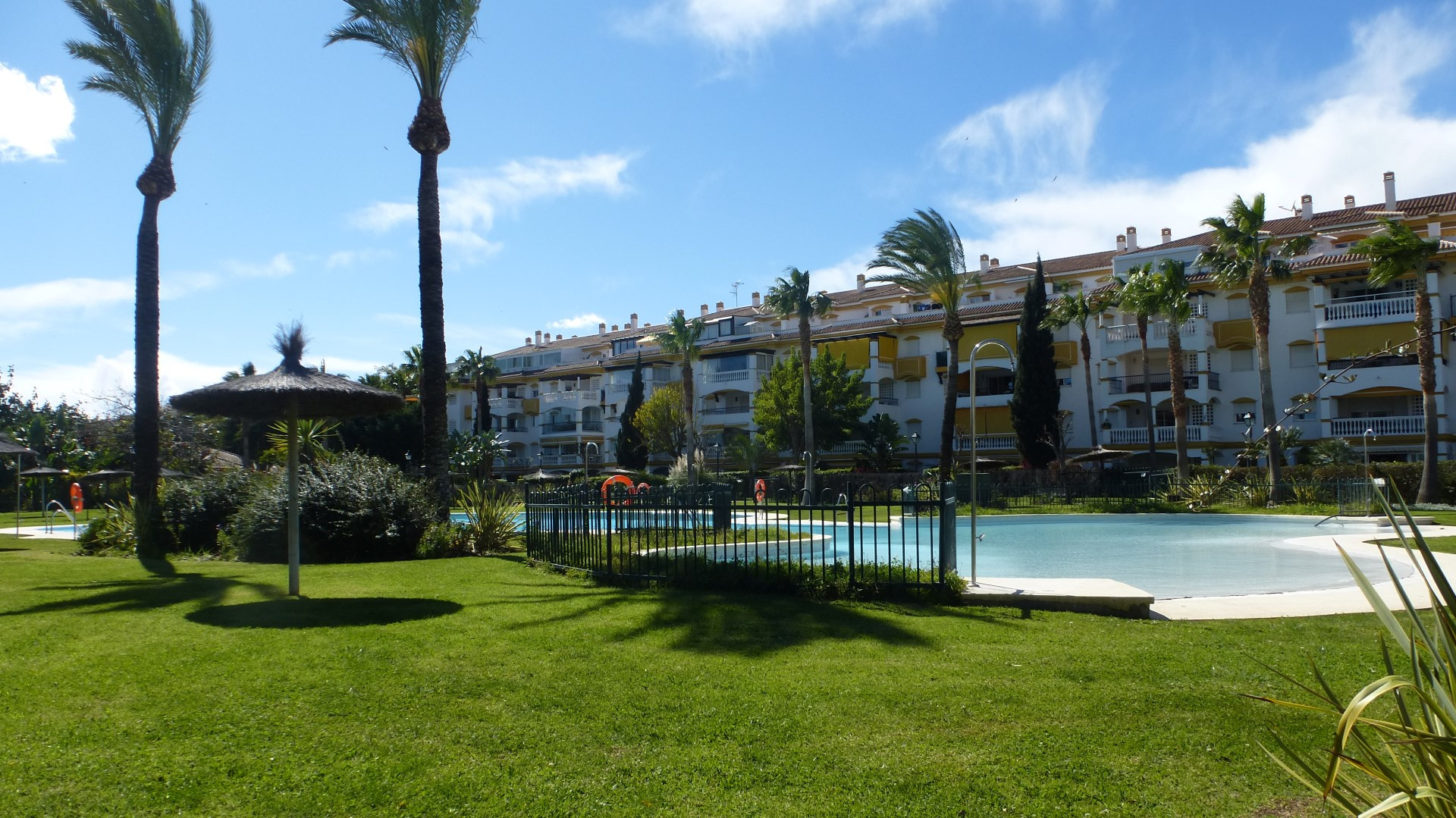 Luminoso apartamento de 2 dormitorios en planta baja en La Dama de Noche, Nueva Andalucia