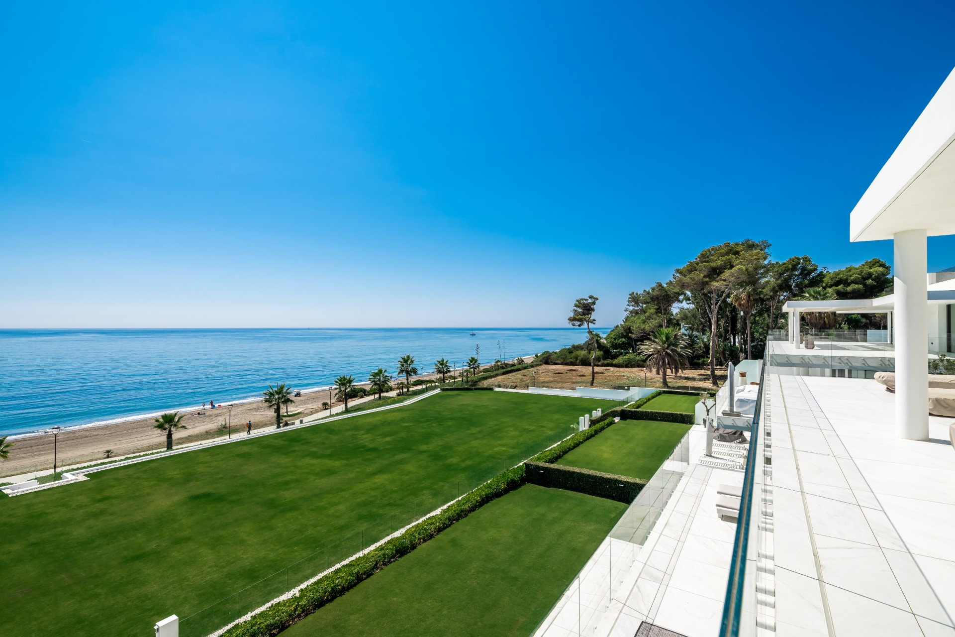 Luxury 4 bedroom front line beach duplex penthouse in Emare, Estepona