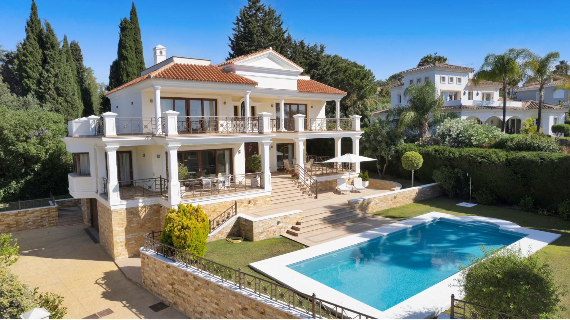 Espectacular villa de 5 dormitorios en Hacienda las Chapas, Marbella