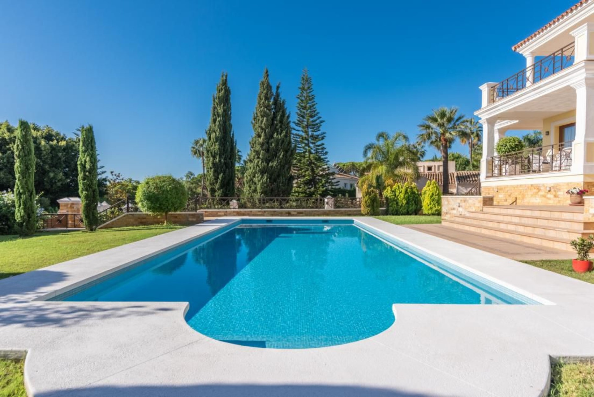 Espectacular villa de 5 dormitorios en Hacienda las Chapas, Marbella