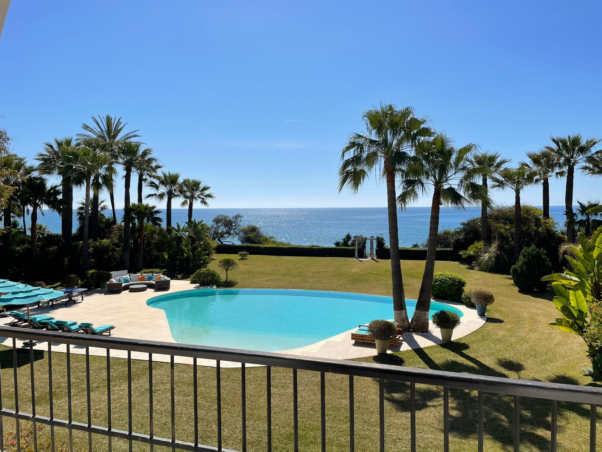 Luxury beachfront villa in El Paraiso Barronal, Estepona, Malaga