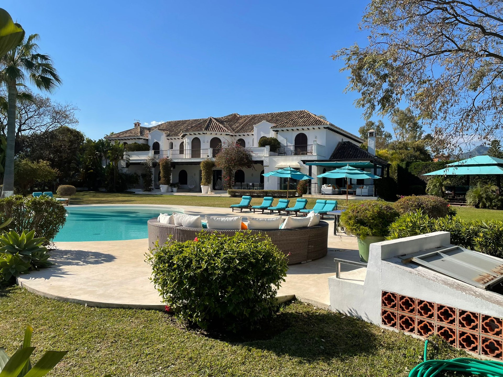 Luxury beachfront villa in El Paraiso Barronal, Estepona, Malaga