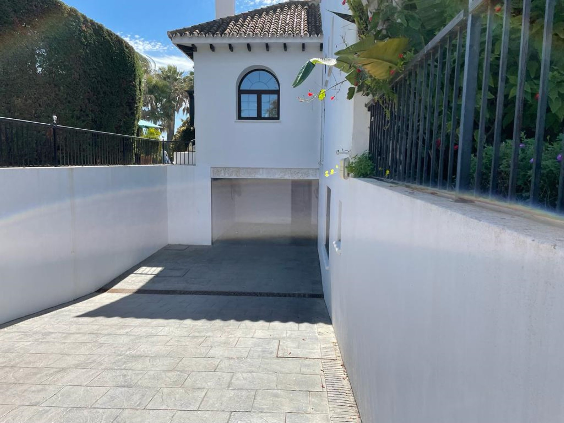 Luxury beachfront villa in El Paraiso Barronal, Estepona, Malaga