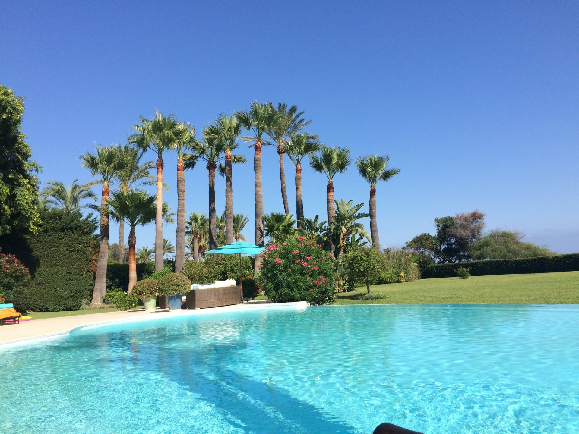 Villa de lujo frente a la playa en El Paraiso Barronal, Estepona, Malaga