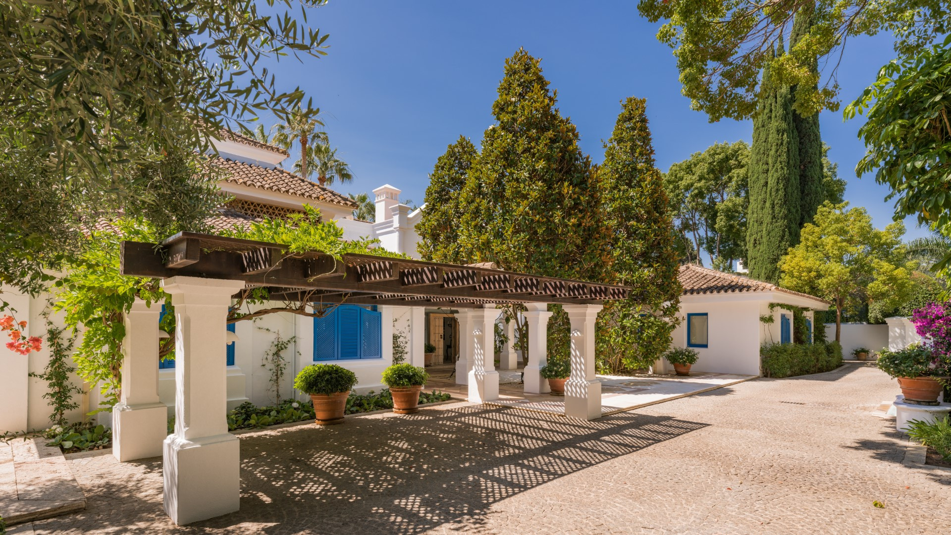 Immaculate 9 bedroom beachside family villa in the Marbella Club, Marbellas Golden Mile