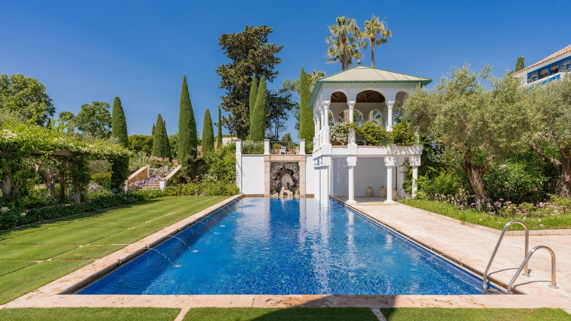 Immaculate 9 bedroom beachside family villa in the Marbella Club, Marbellas Golden Mile