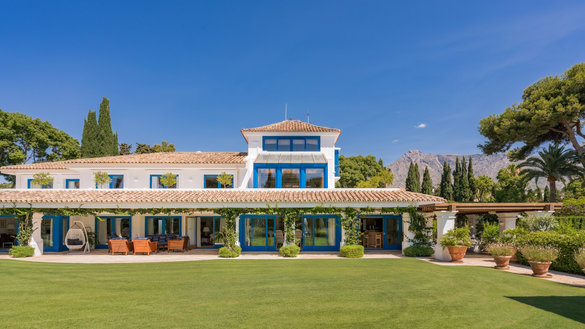 Immaculate 9 bedroom beachside family villa in the Marbella Club, Marbellas Golden Mile