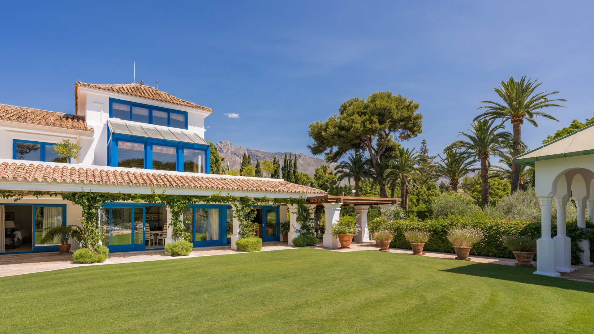 Immaculate 9 bedroom beachside family villa in the Marbella Club, Marbellas Golden Mile