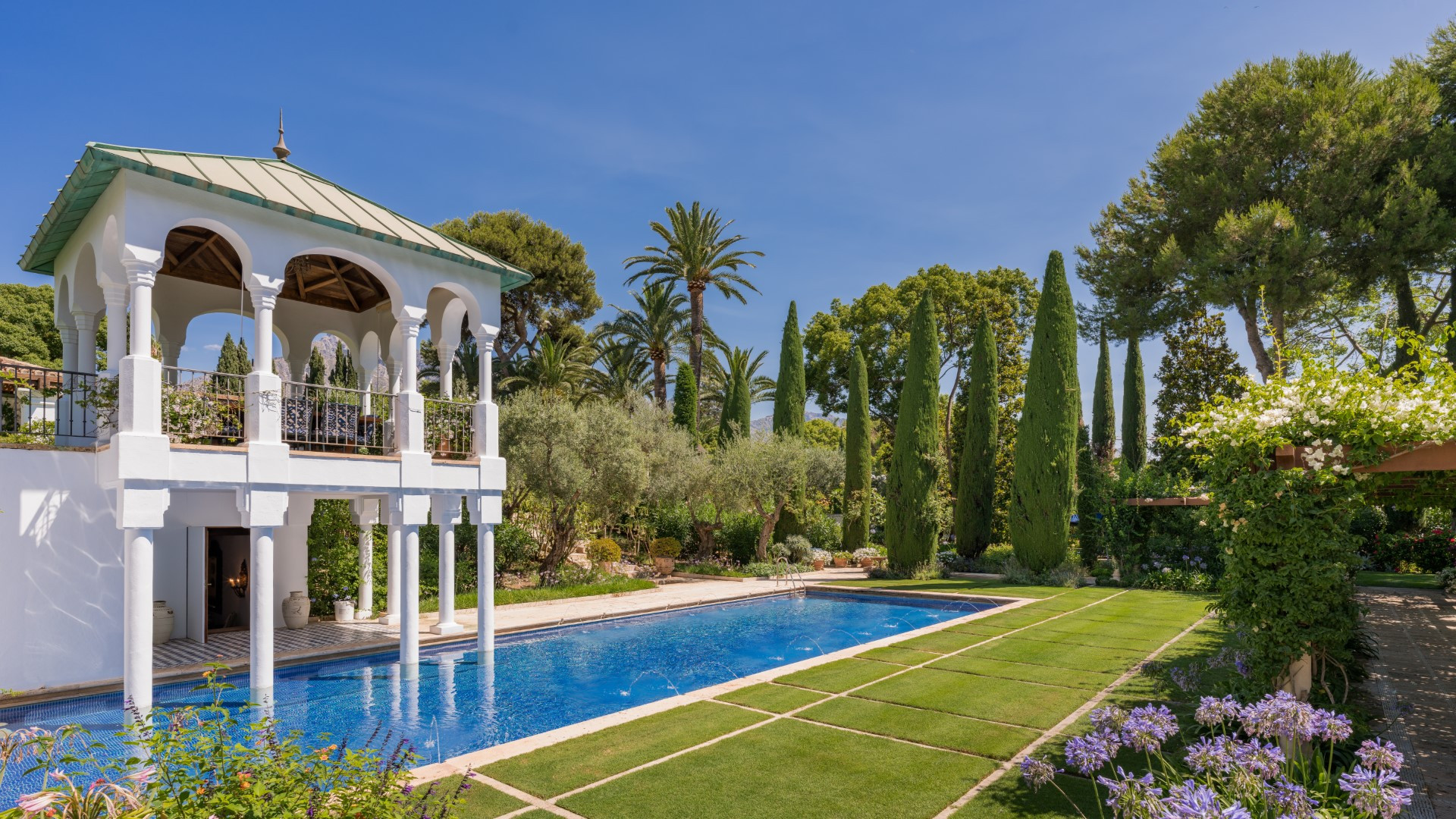 Immaculate 9 bedroom beachside family villa in the Marbella Club, Marbellas Golden Mile