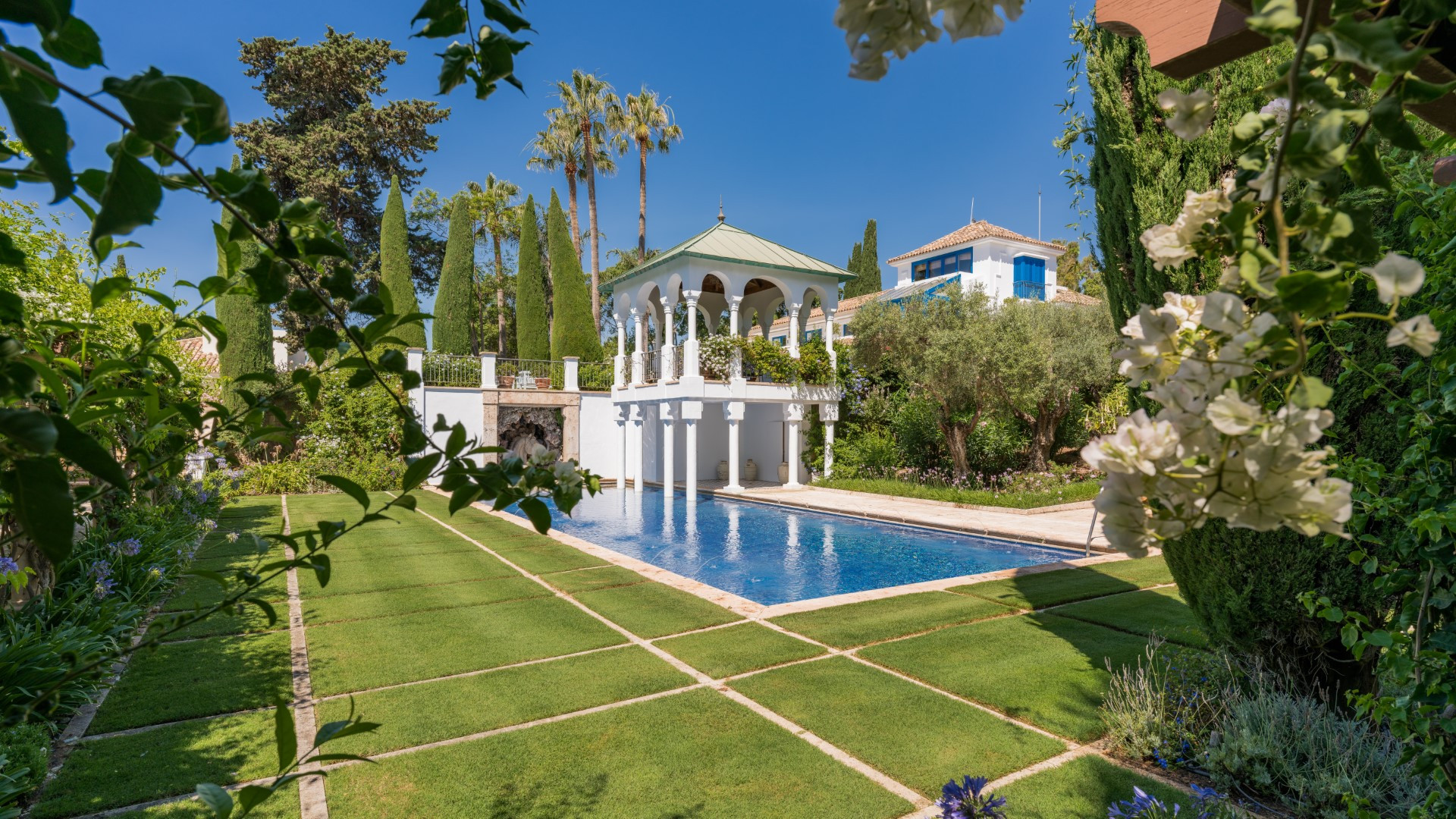 Immaculate 9 bedroom beachside family villa in the Marbella Club, Marbellas Golden Mile