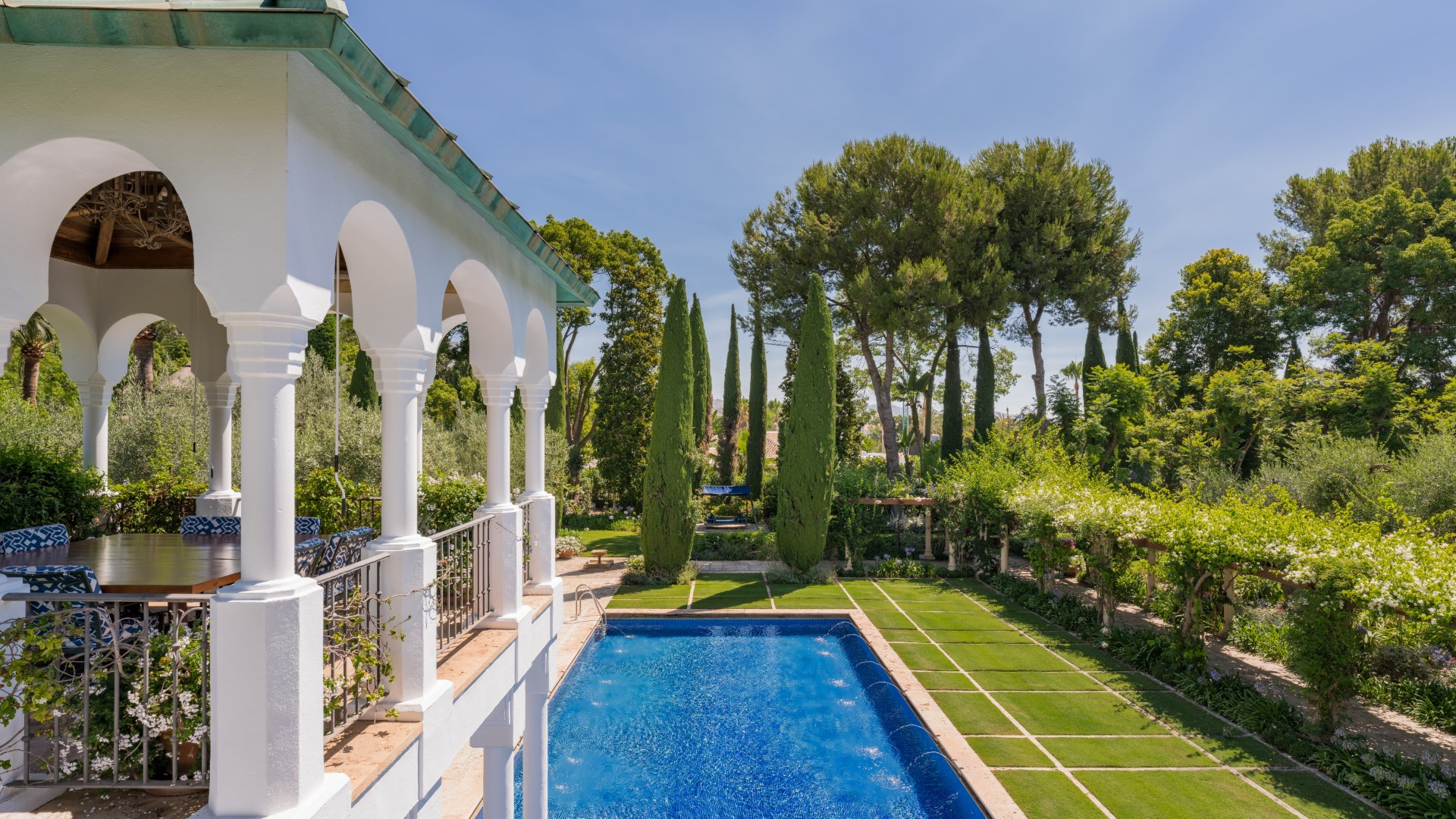 Immaculate 9 bedroom beachside family villa in the Marbella Club, Marbellas Golden Mile