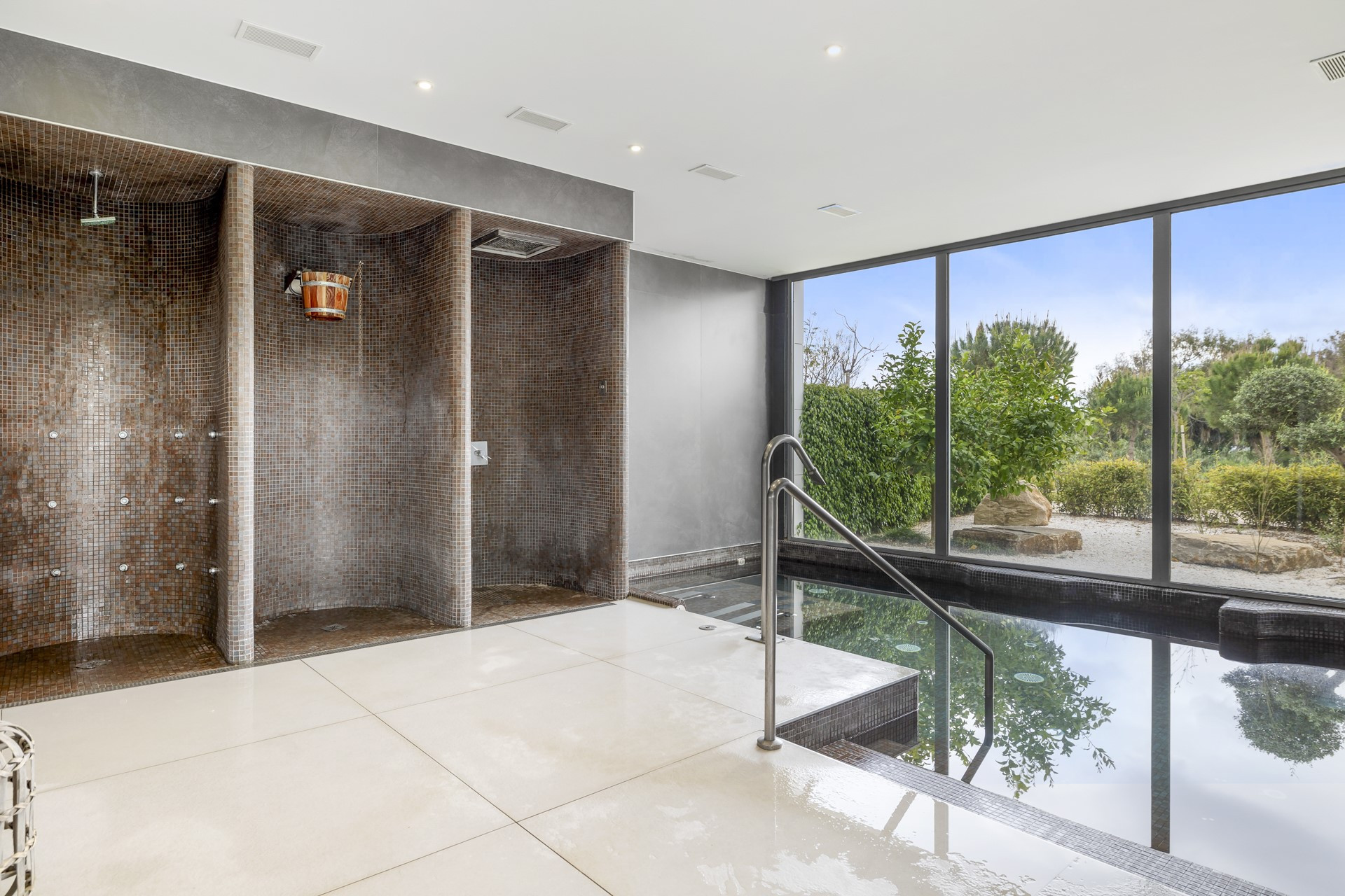 Exquisite frontline beach apartment in The Edge, Estepona