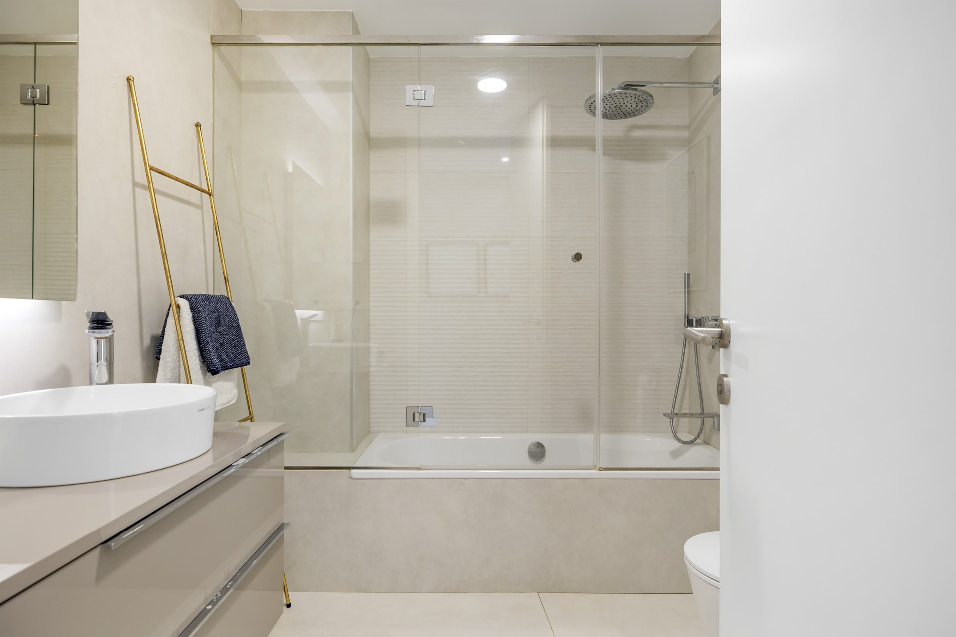 Exquisite frontline beach apartment in The Edge, Estepona