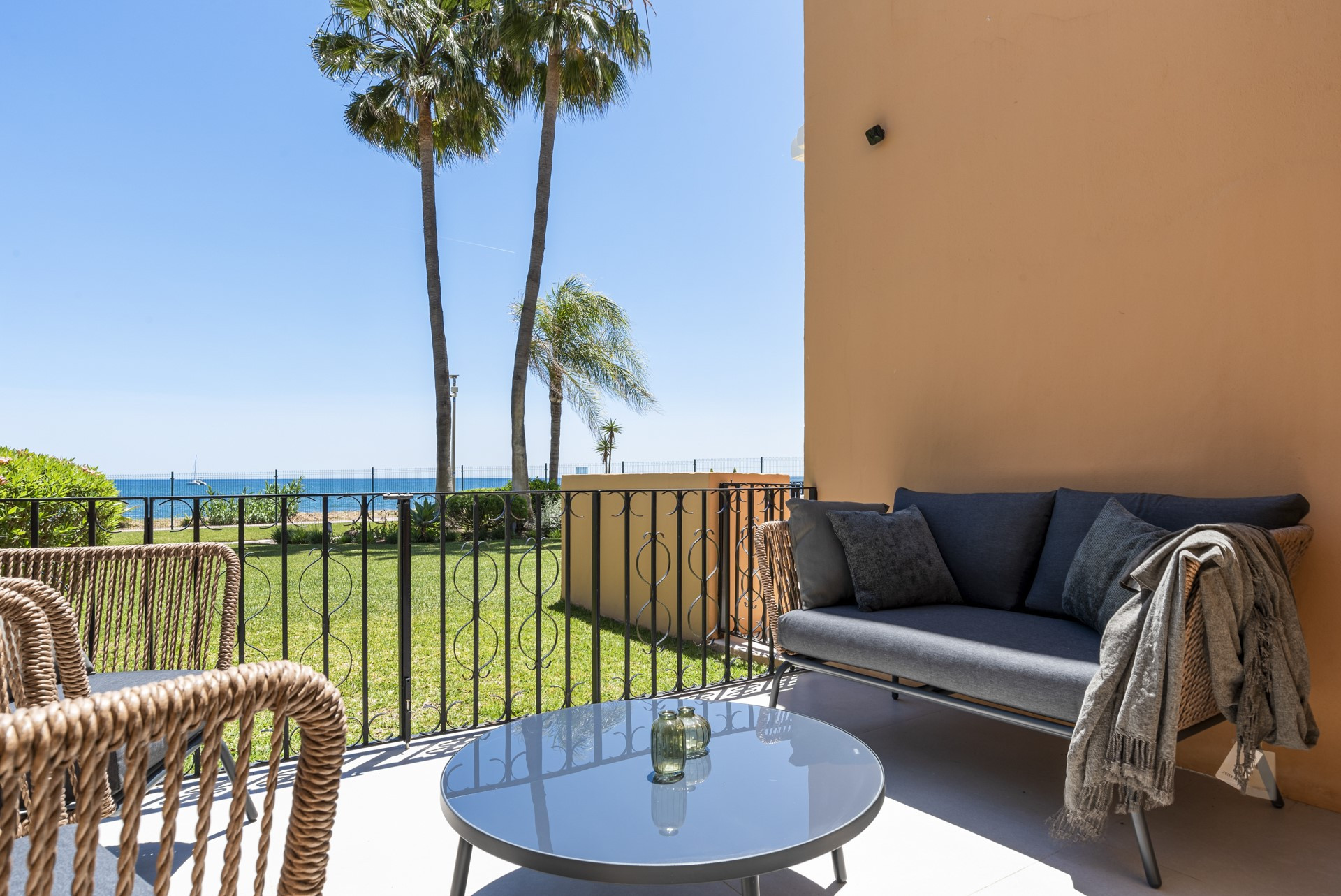 Apartamento en primera línea de playa en Riviera Andaluza, Estepona