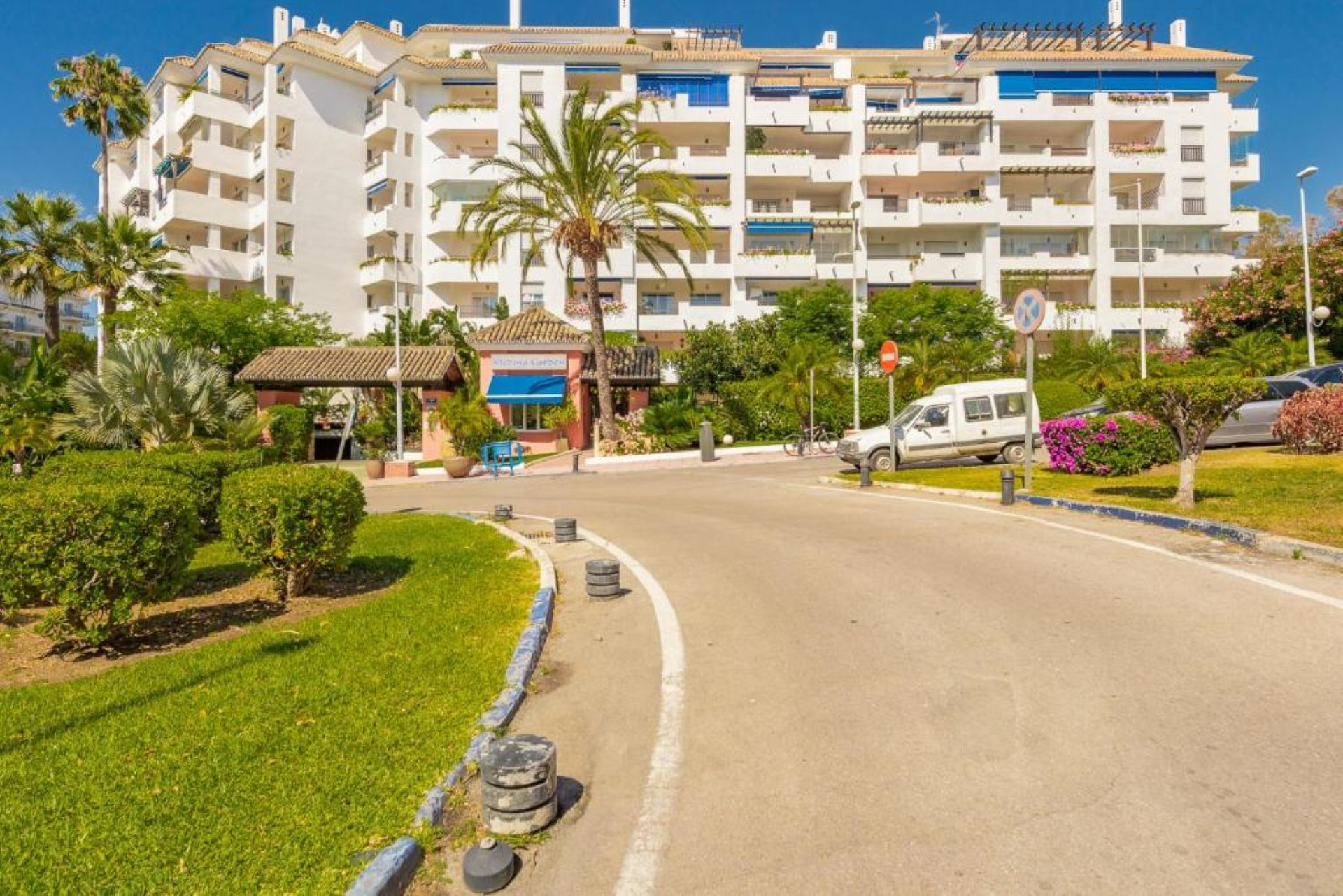Beachside 2 bedroom apartment in Medina Gardens, Puerto Banús